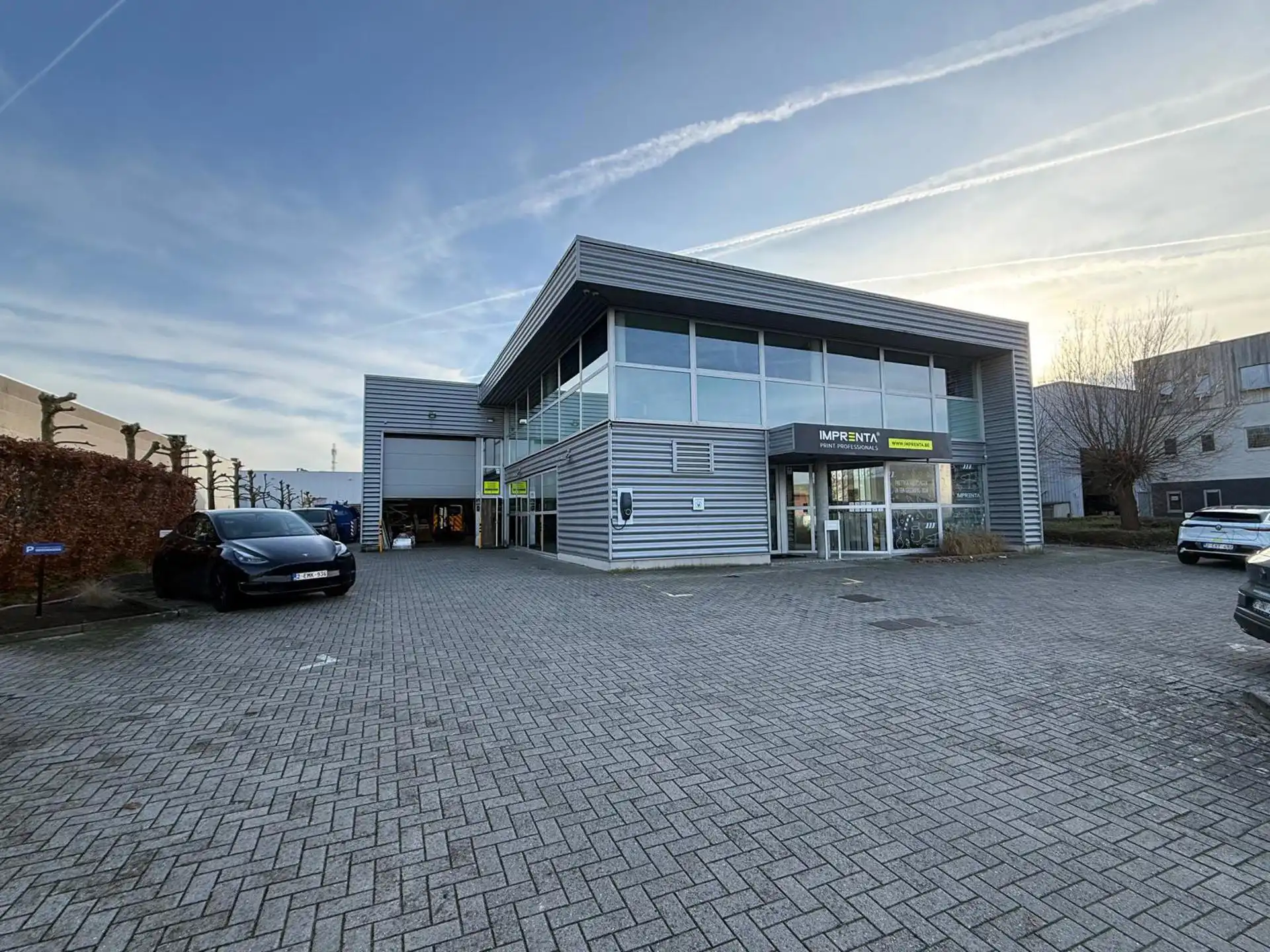 Modern bedrijfspand te huur foto {{pictureIndex}}