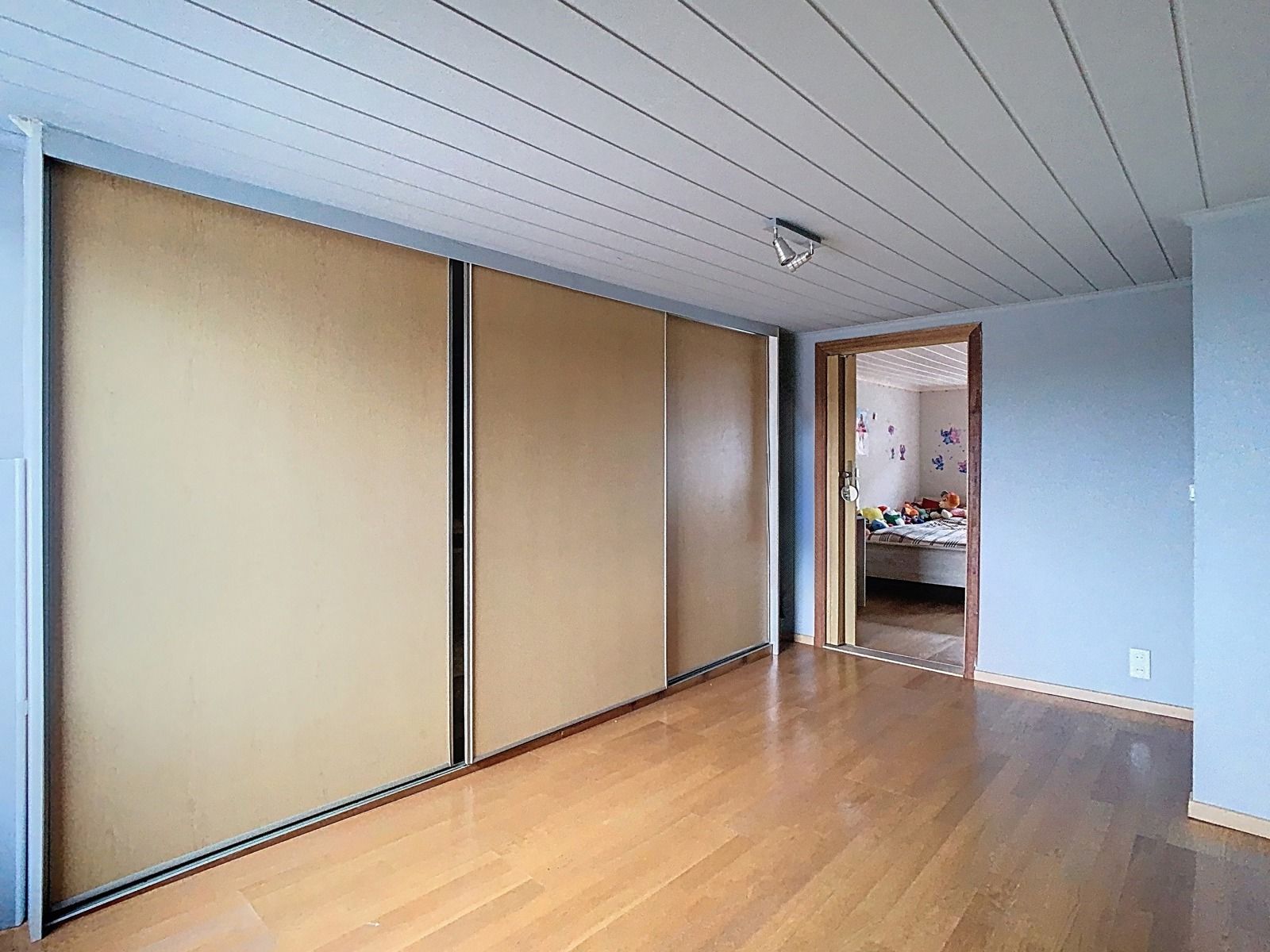 Zéér ruime gezinswoning met 6 SLPK én garage! foto 9