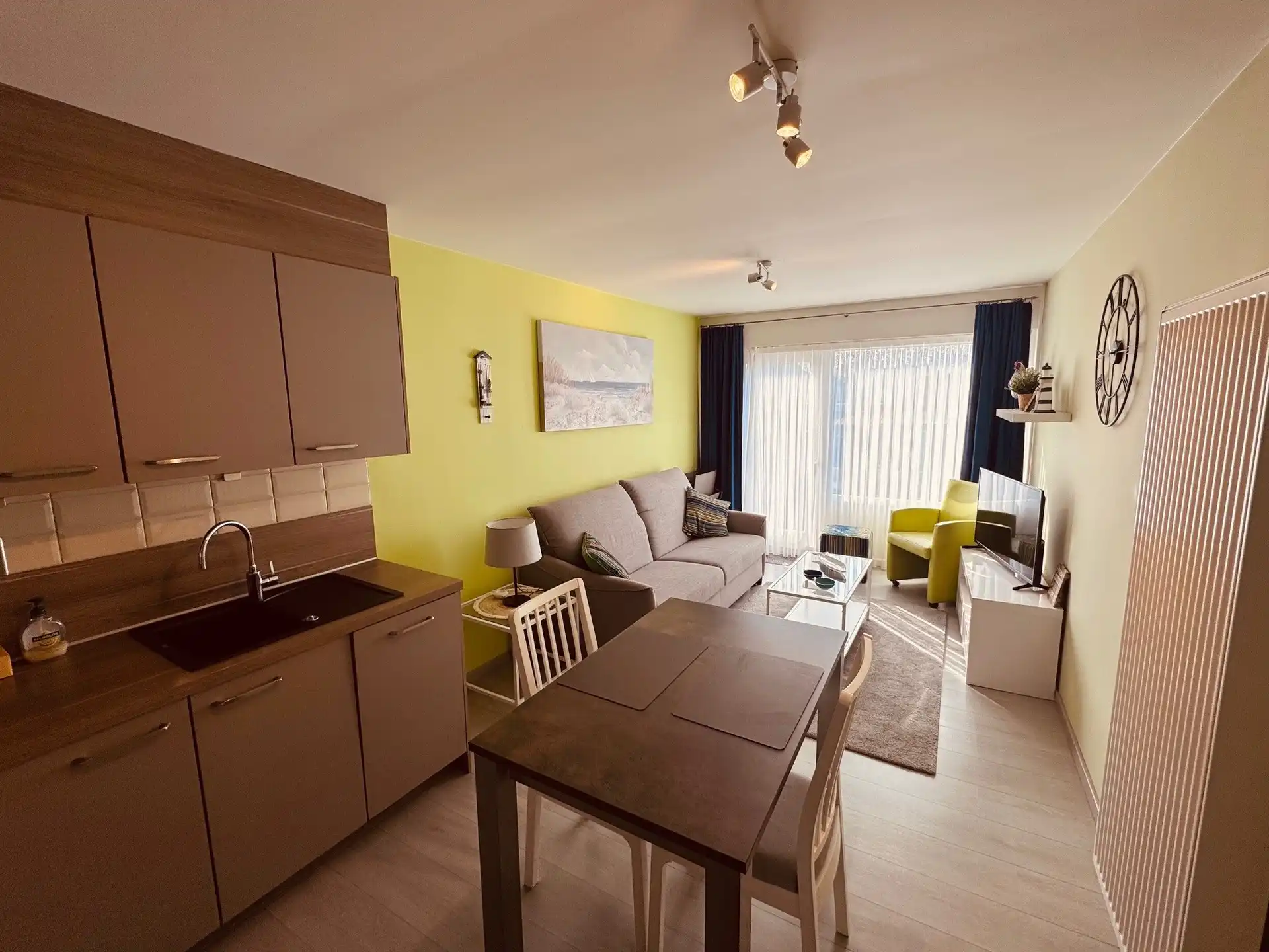 Instapklaar en volledig bemeubeld appartement nabij centrum van De Haan  Op een gunstige ligging in De Haan bevindt zich dit vernieuwde en instapklare appartement, gelegen op minder dan 500 meter van het centrum en op slechts 1,5 km van het strand. foto 4