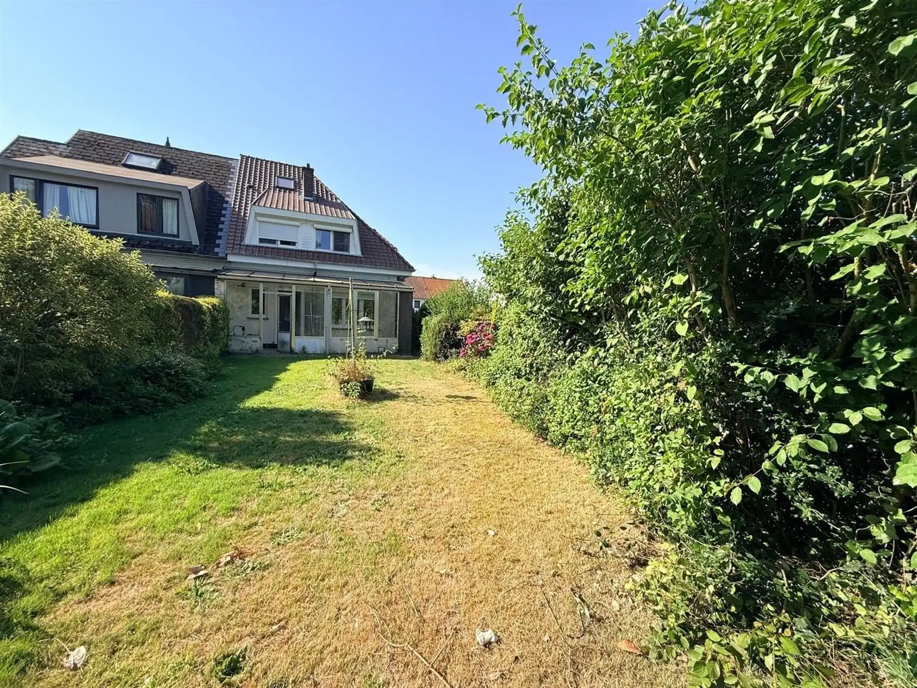 RESIDENTIEEL 3-GEVEL WONING MET MOOIE TUIN foto 17