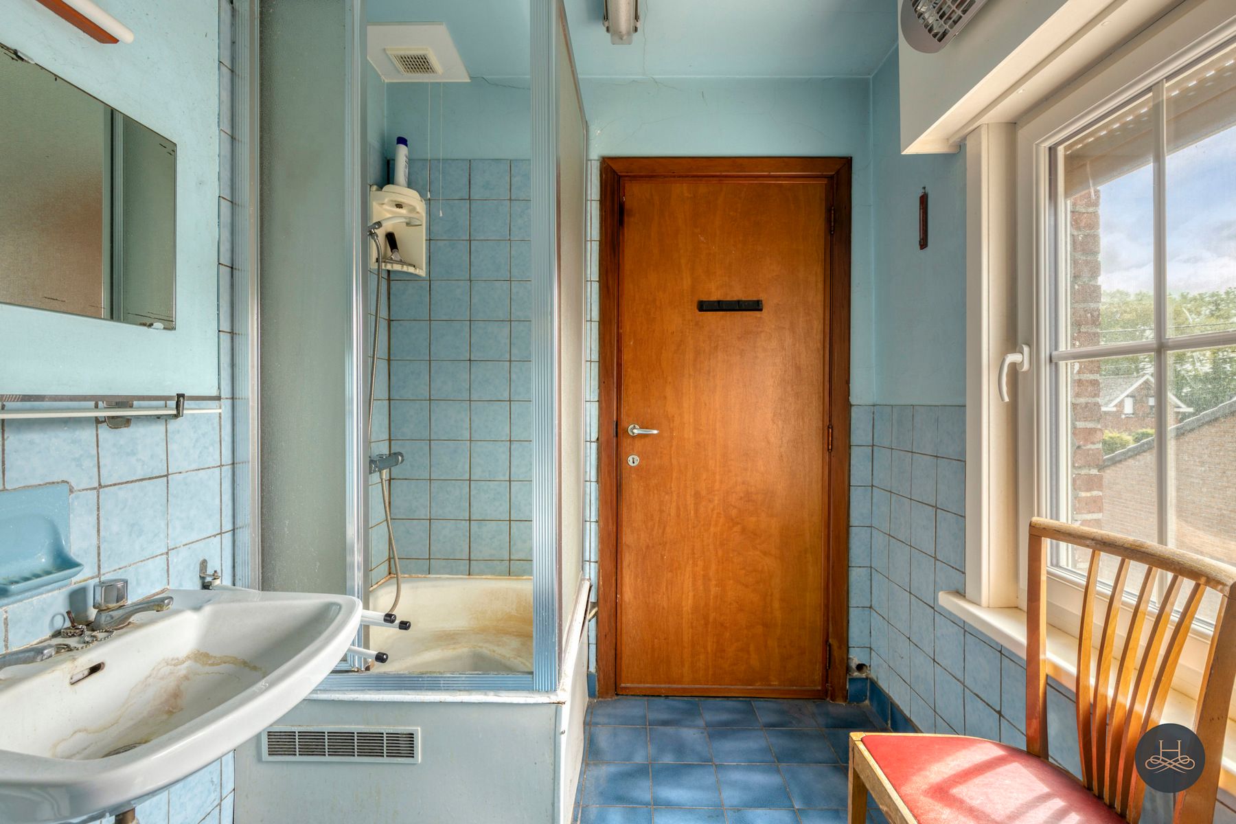 Ruime te renoveren woning met grote tuin en veel parking foto 21