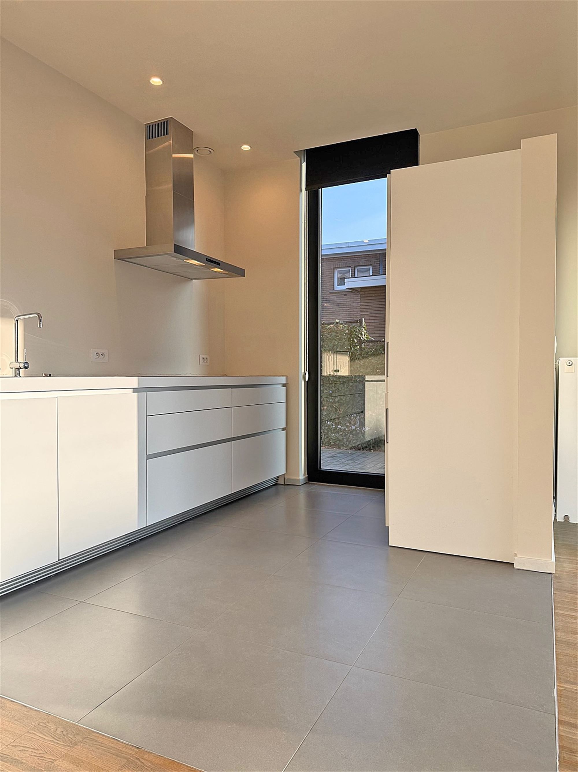 INSTAPKLAAR gelijkvloers APPARTEMENT met 1 slaapkamer, garage, buitenstaanplaats en terras foto 5