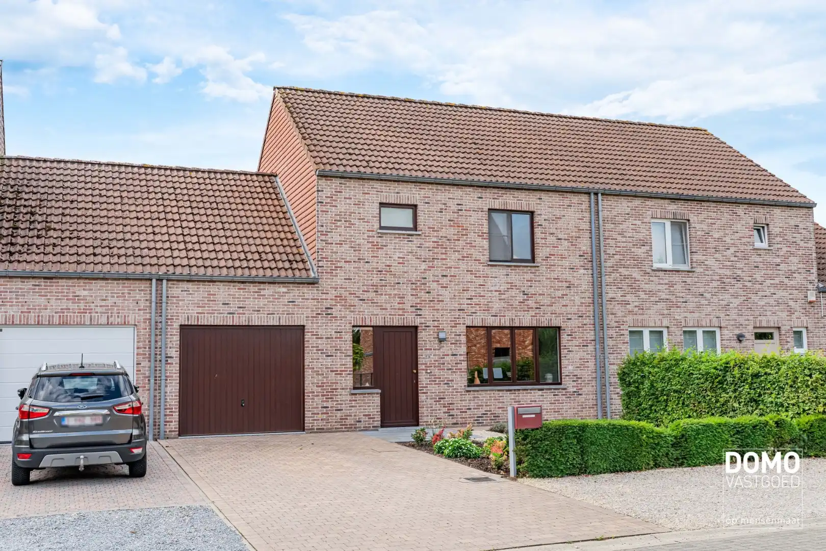 ZUIDWESTELIJK GEORIËNTEERDE DOORZONWONING MET LICHTRIJKE AANBOUW, GEZELLIGE TUIN EN RUIME GARAGE TE KURINGEN (HASSELT)  foto {{pictureIndex}}
