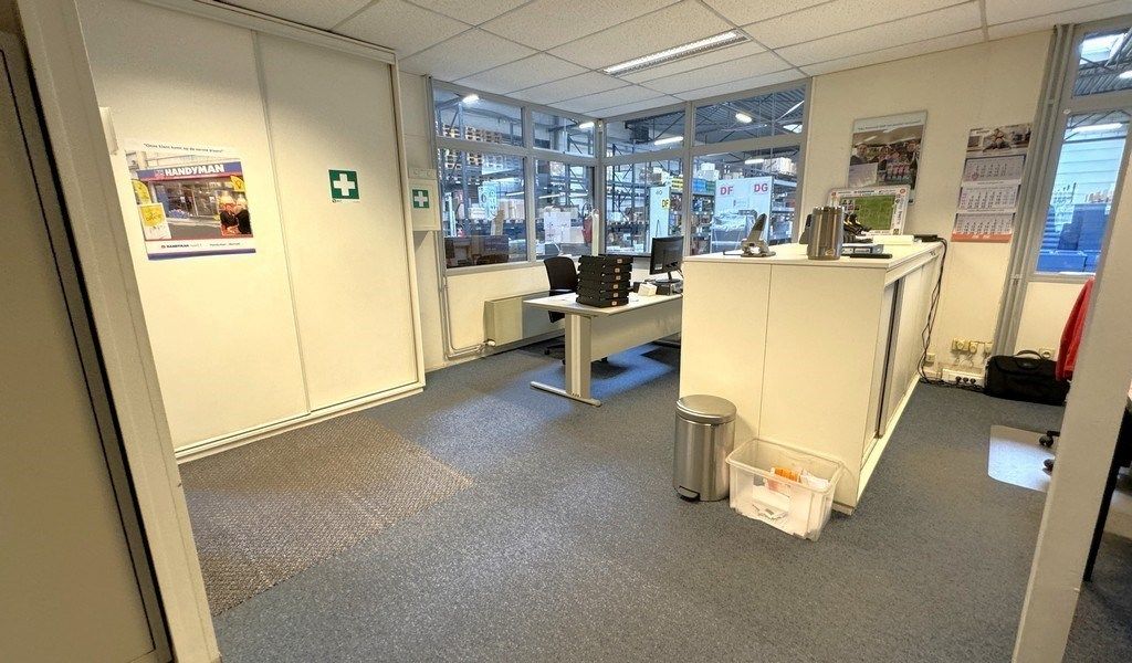 Magazijn met kantoor te huur nabij N120 in Wijnegem foto 5