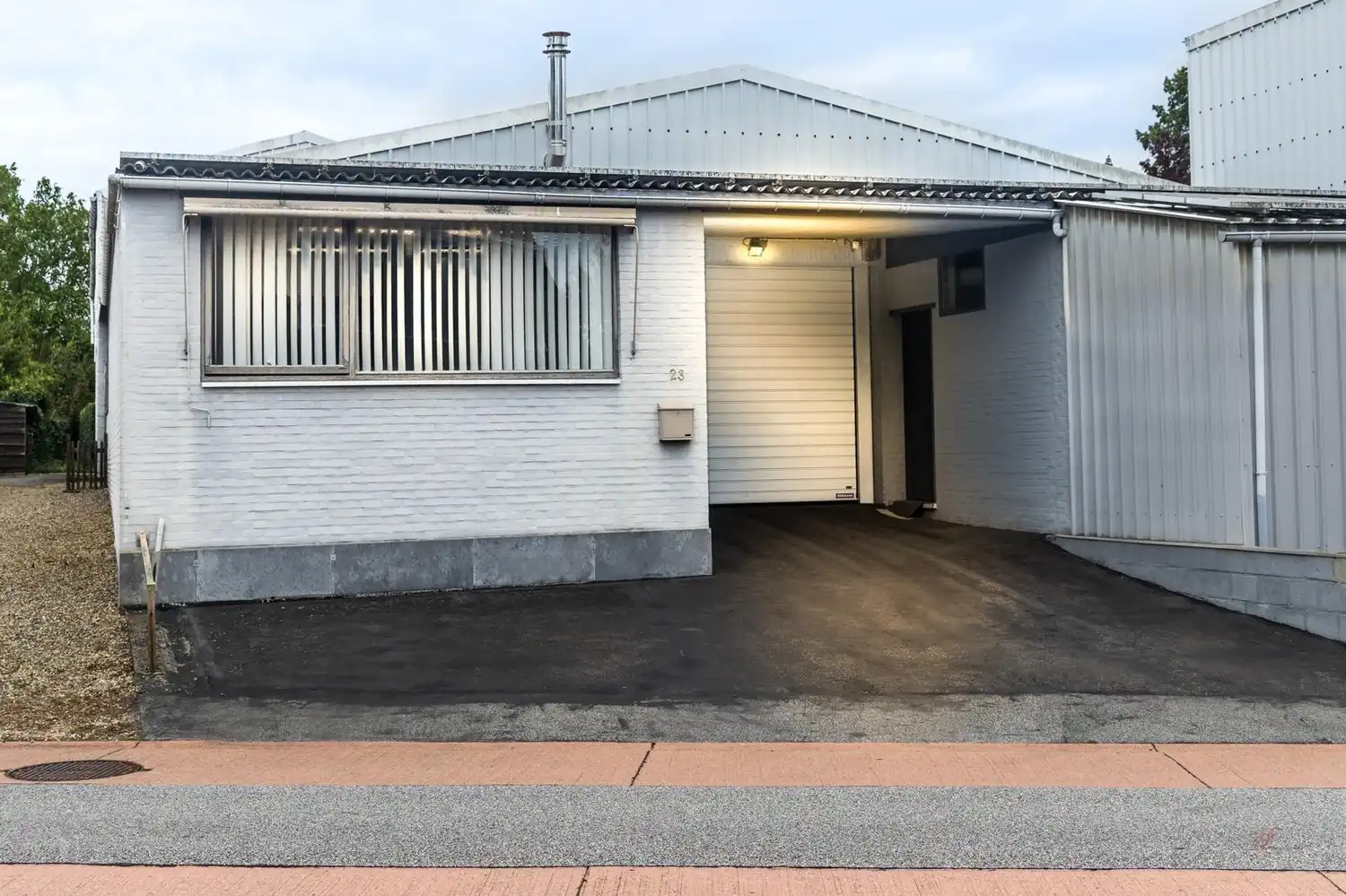 Te huur: Ruime opslagruimte met kantoren – Meerstraat 23, Zutendaal foto 2