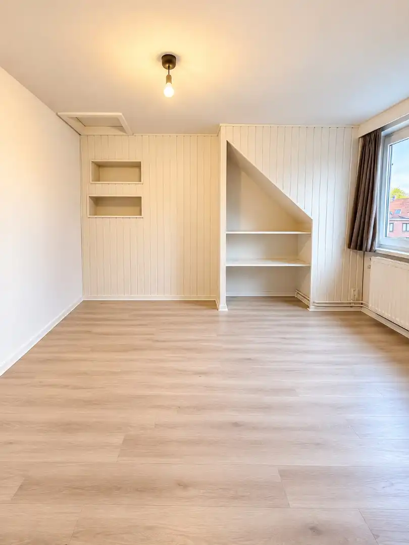 Ruime woning met vijf slaapkamers, grote garage en onderhoudsvriendelijke tuin foto 18