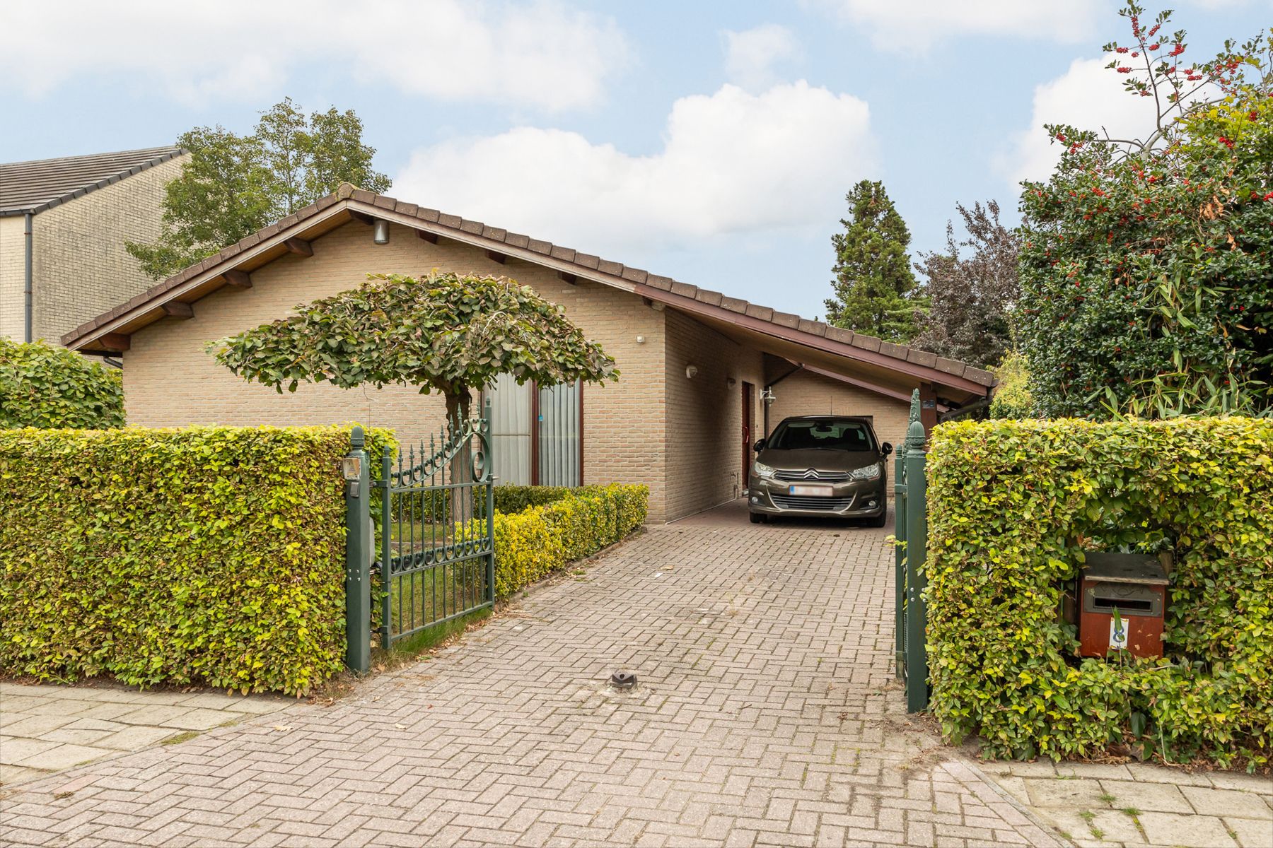 Laagbouwwoning met 2 slaapkamers op een zuid georiënteerd perceel van 720m². foto {{pictureIndex}}