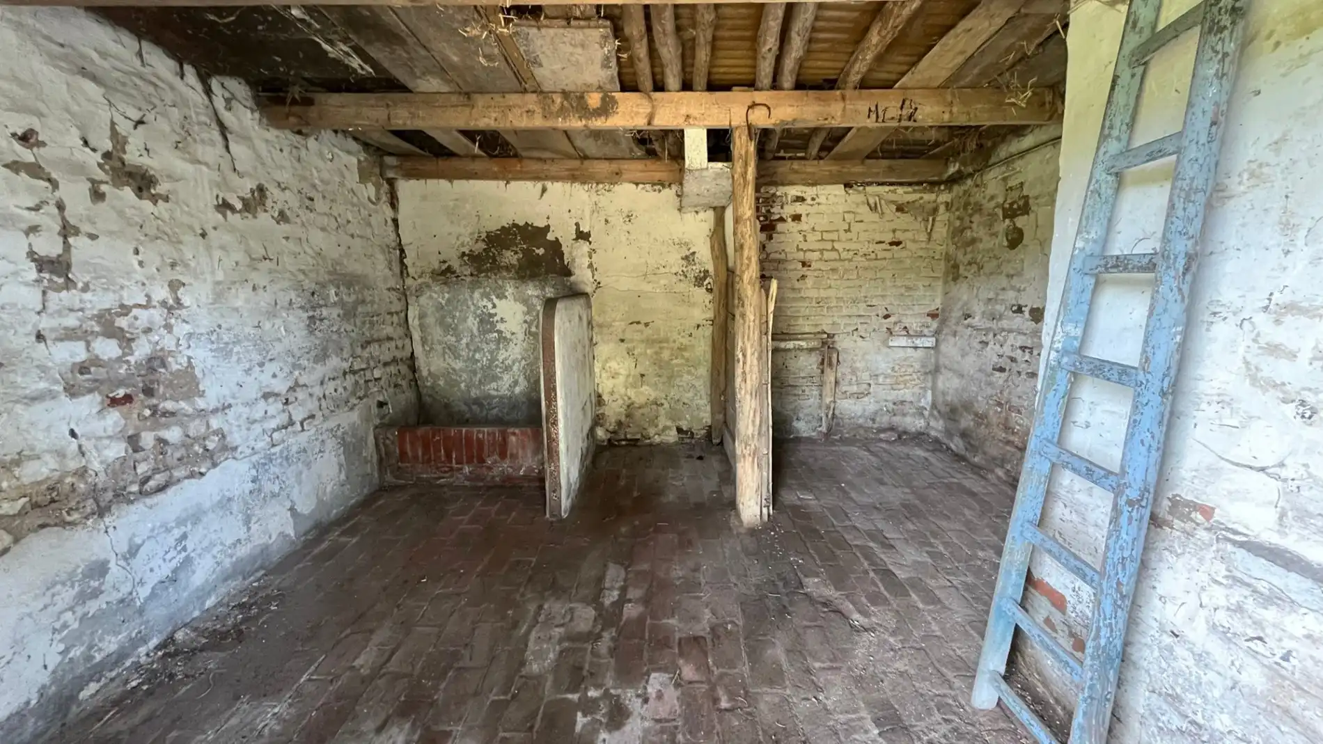 Ruime woning met een grote tuin foto 21