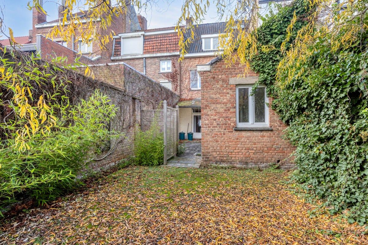 Charmante op te frissen woning met 4 slaapkamers en stadstuintje! foto 16