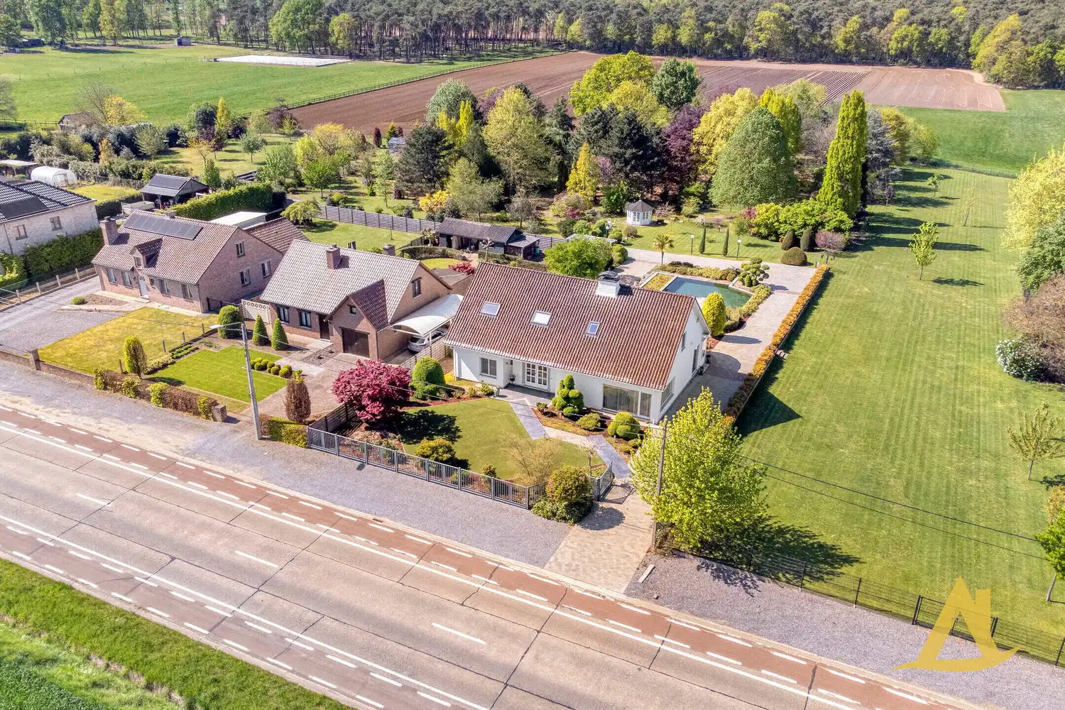 EXCLUSIEVE VILLA MET PARKTUIN EN ZWEMVIJVER OP EEN PERCEEL VAN 1HA 5A 16CA! foto {{pictureIndex}}