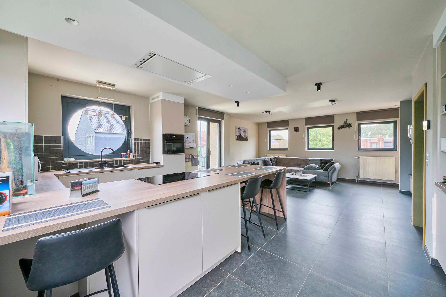 Lichtrijke duplex met open keuken en 2 slaapkamers foto {{pictureIndex}}