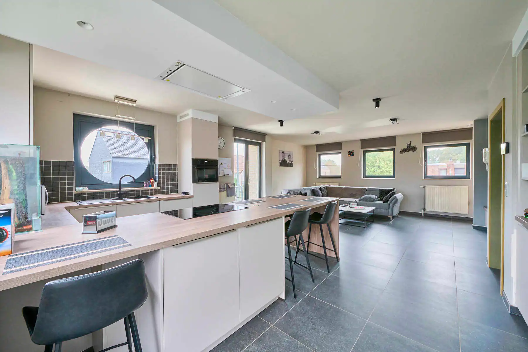 Lichtrijke duplex met open keuken en 2 slaapkamers foto {{pictureIndex}}