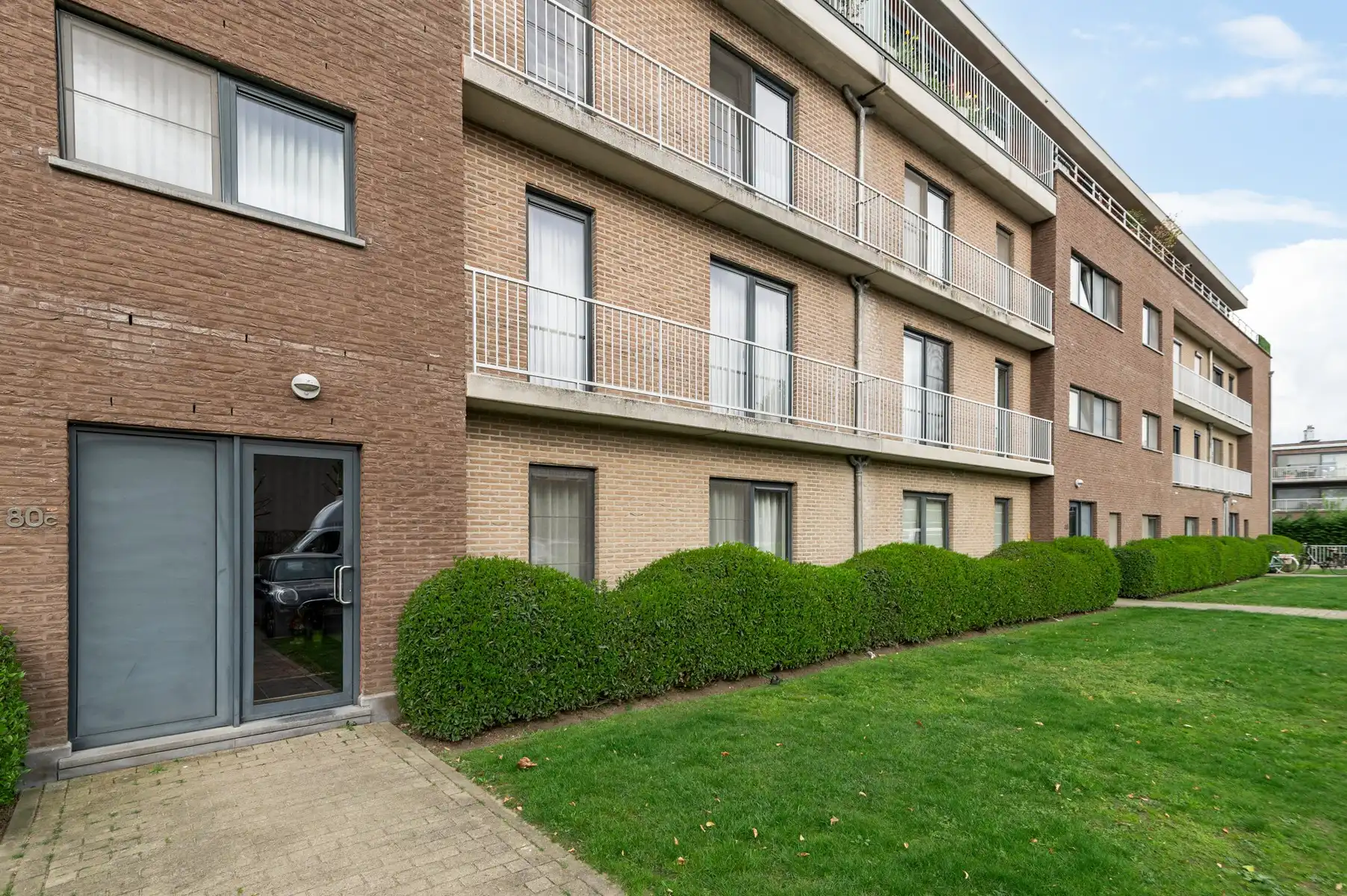 Gelijkvloers appartement met tuin en staanplaats foto {{pictureIndex}}