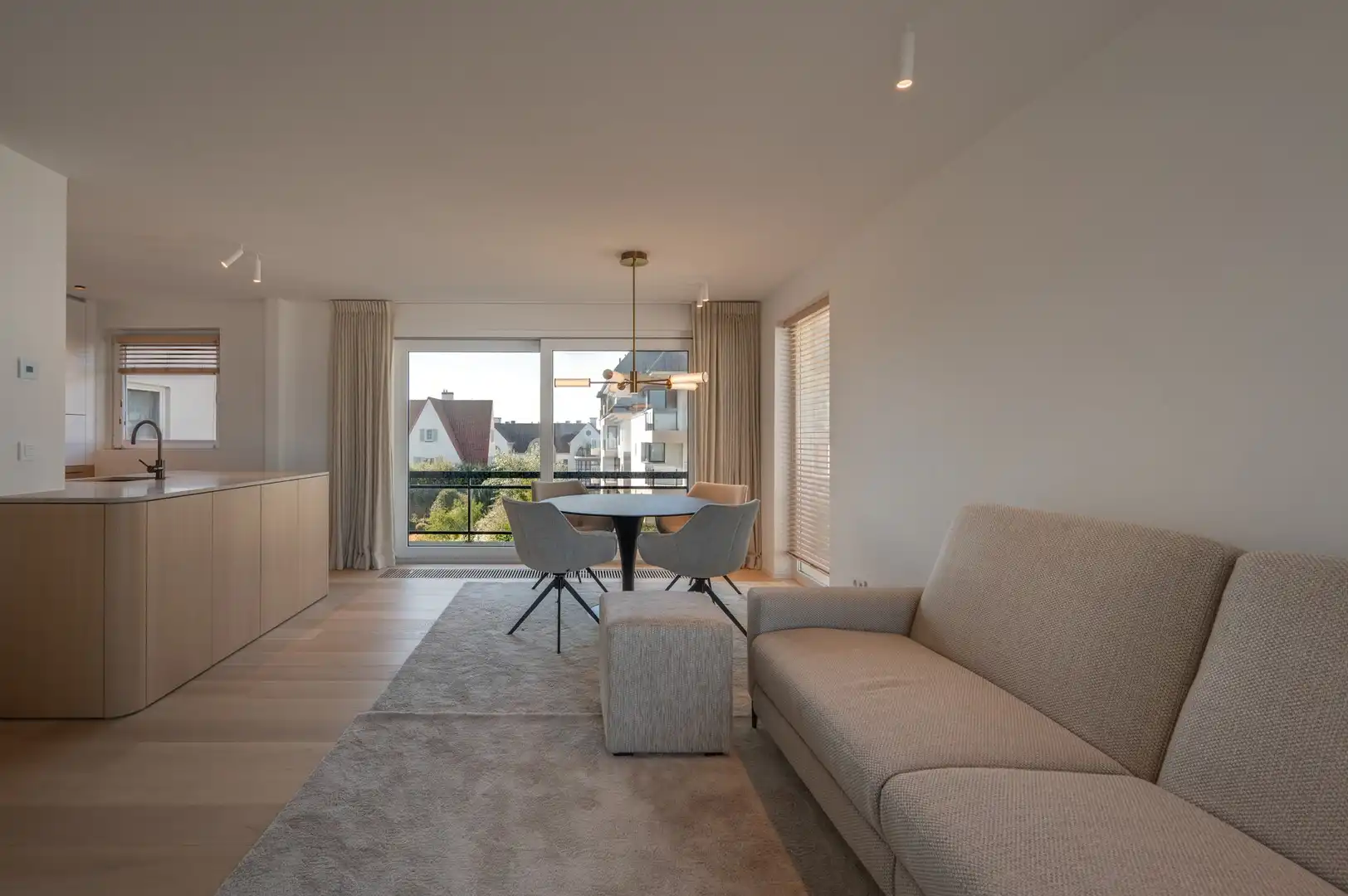 Luxueus gerenoveerd hoekappartement met zeezicht vlakbij de wandeldijk in het Zoute. foto 8