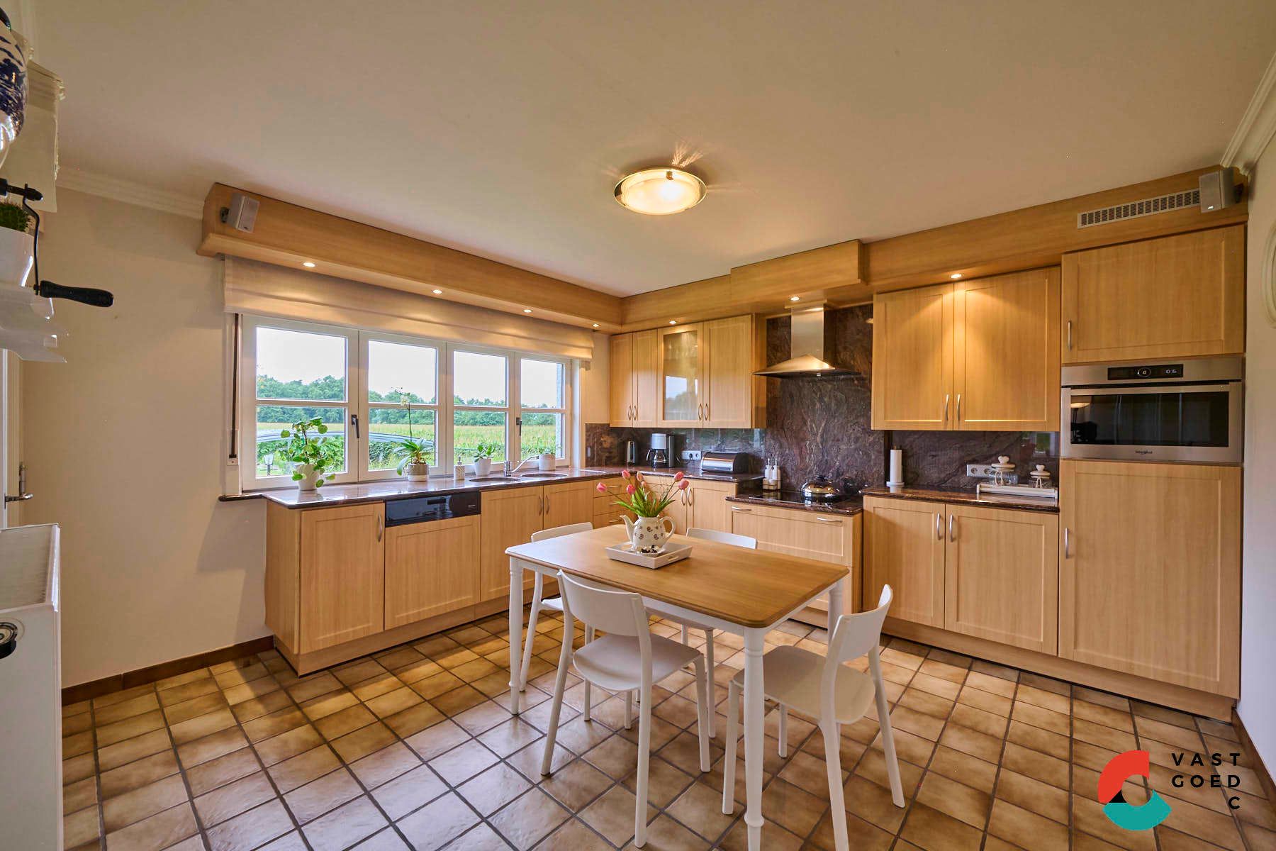 Ruime gezinswoning omringd door groen op een perceel met vrij uitzicht foto 9