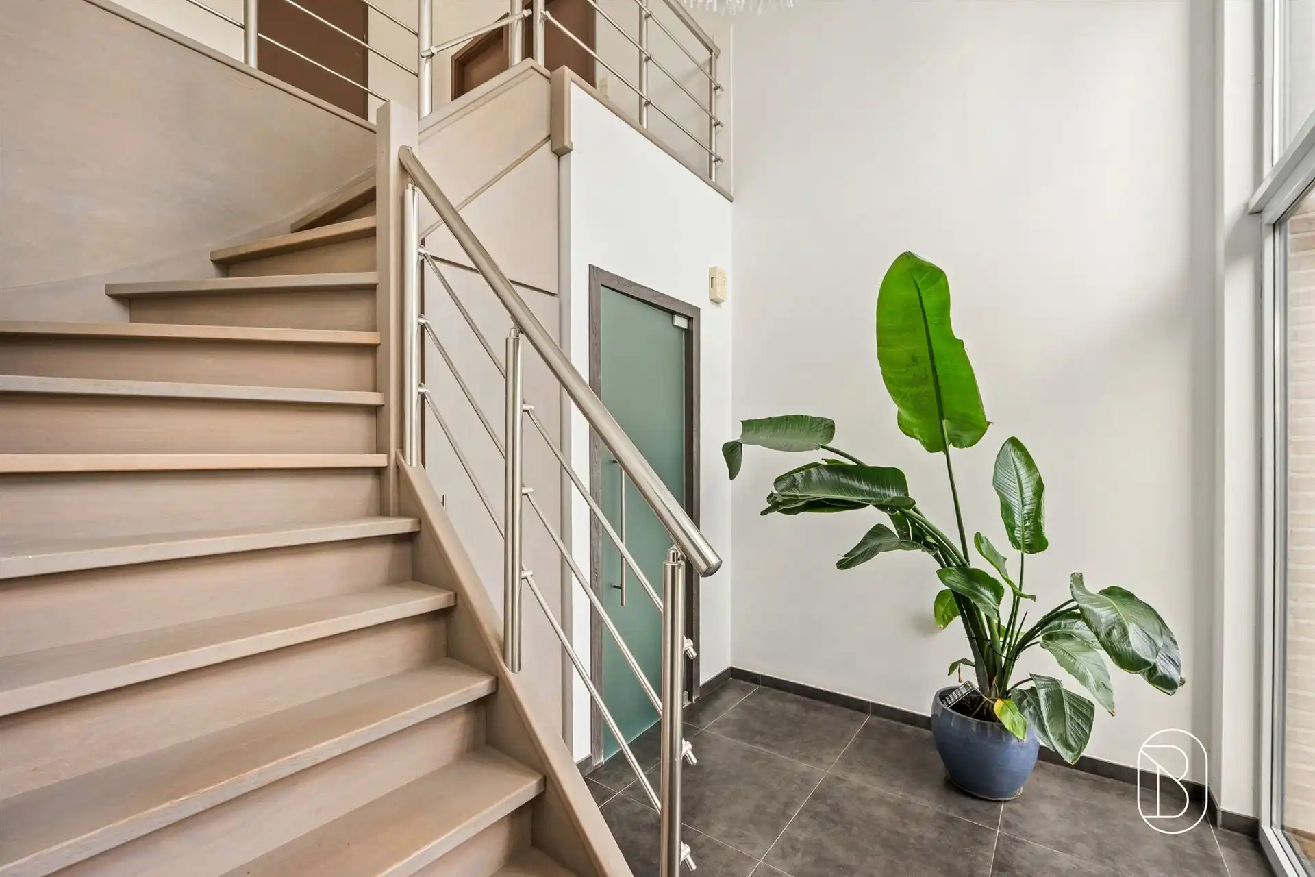 Villa met verwarmd zwembad en 2 garages!  foto 8