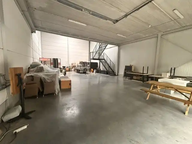 Bedrijfshal van 207 m² met een kantoorruimte op 1° verd. van 105 m² foto 4
