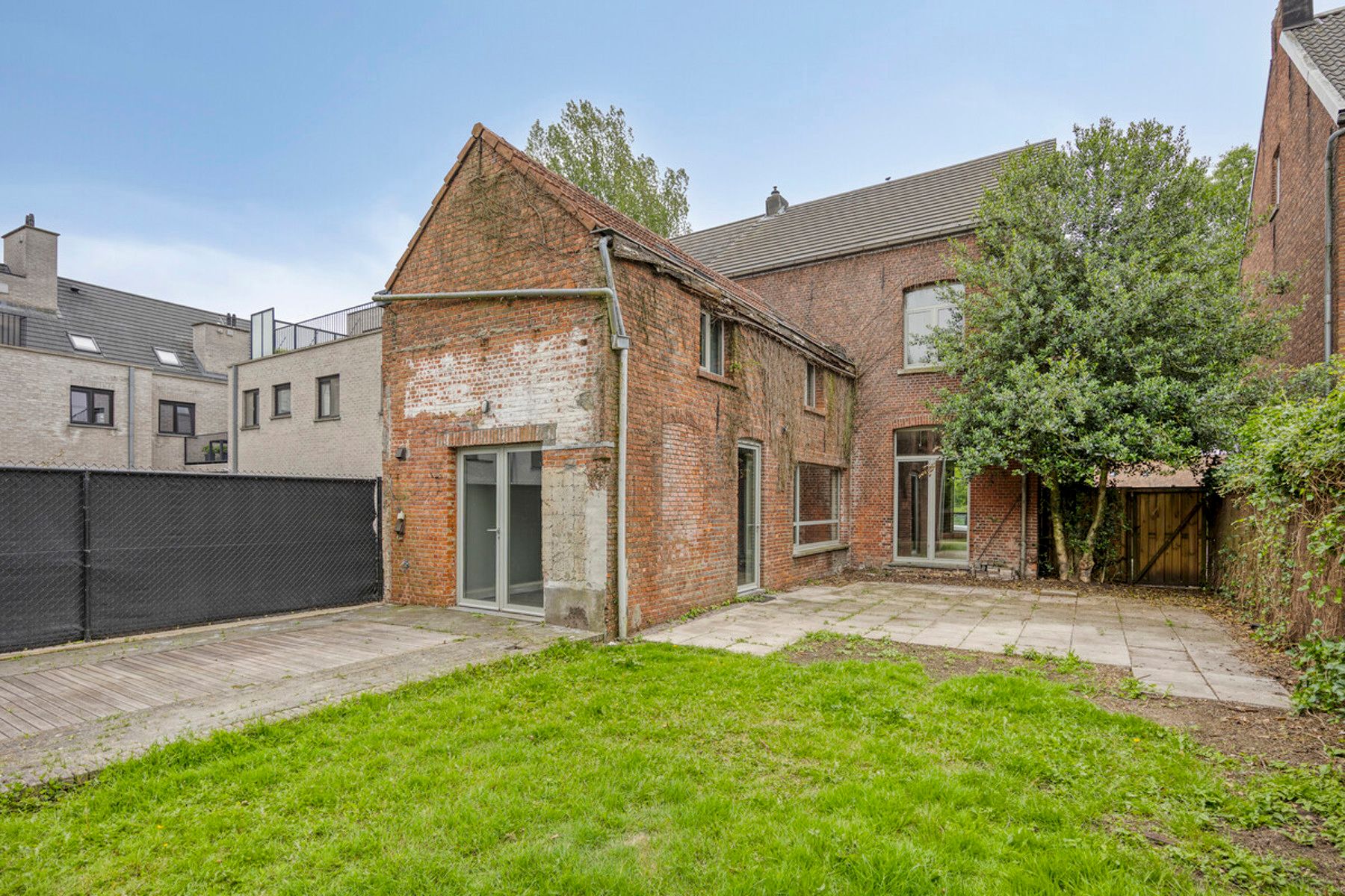 Ruim renovatieproject (226m²) met tuin aan kanaal foto 36