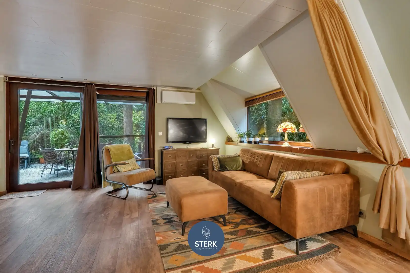 SFEERVOLLE VAKANTIEWONING INCL. INBOEDEL EN RUIME TUIN OP SONNEVIJVER !  foto 2