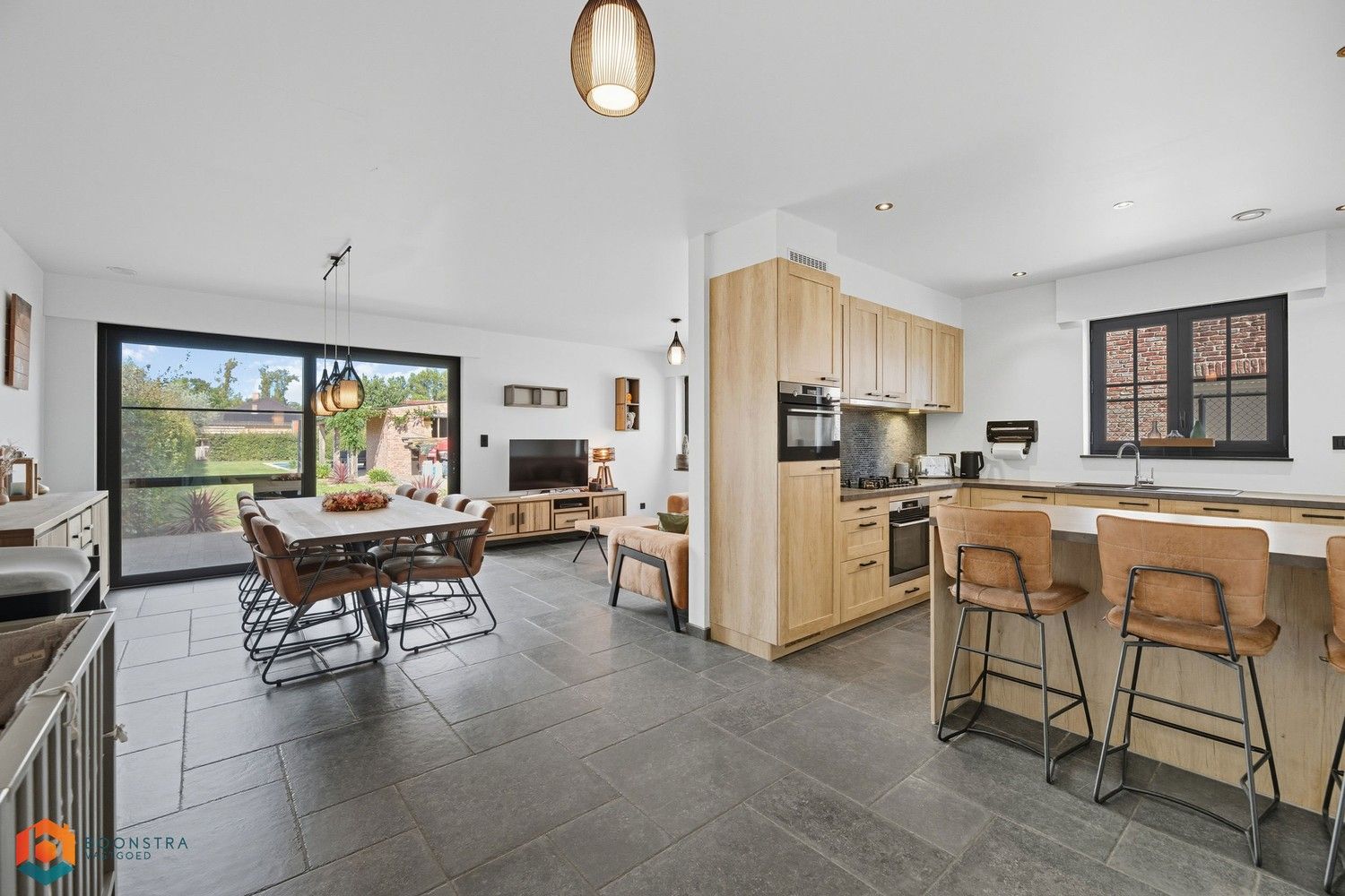Recente en energiezuinige woning met mooie tuin en zwembad foto 2