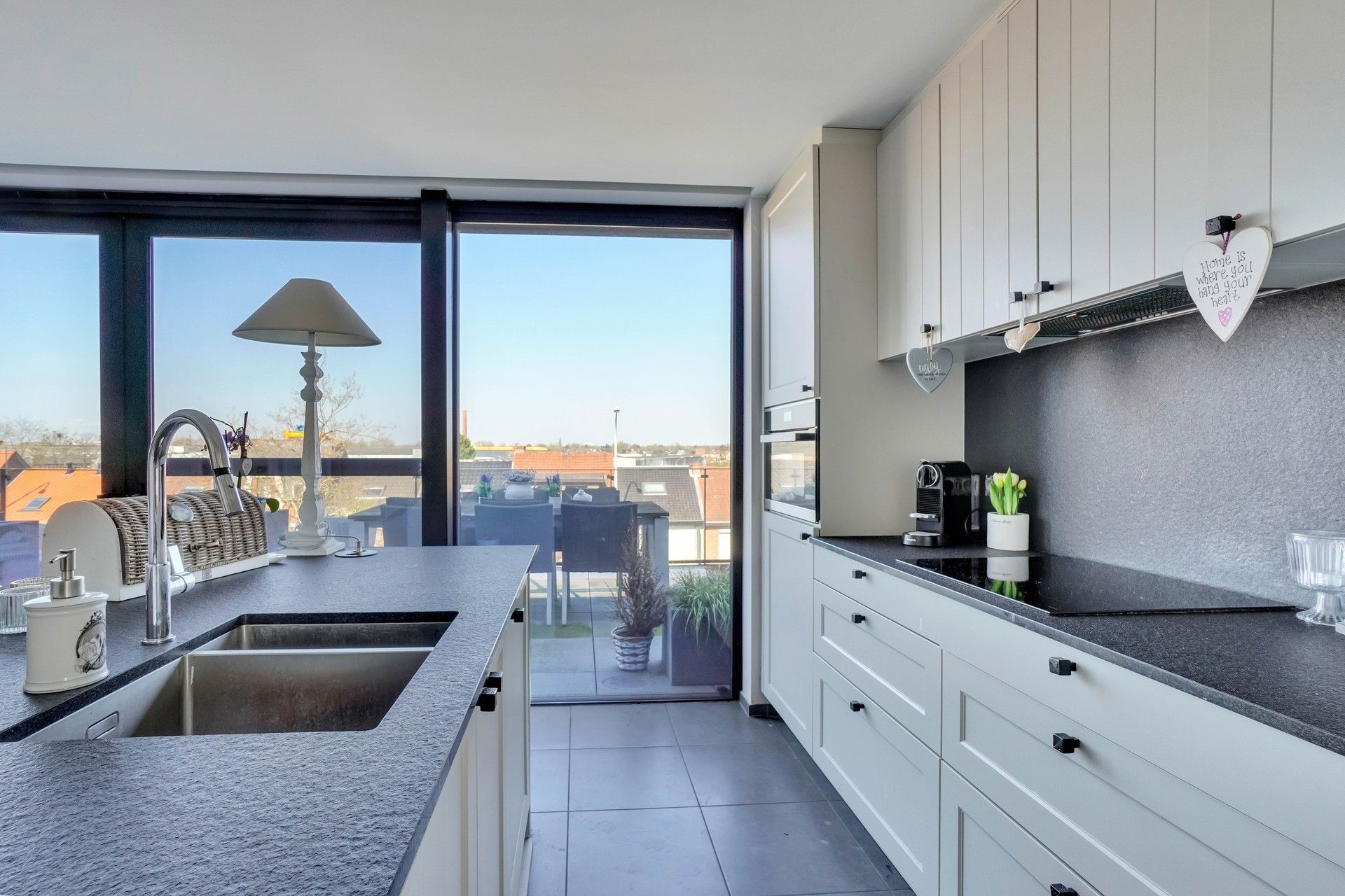 Instapklaar, lichtrijk dakappartement met 2 slaapkamers, terras en parking. foto 5