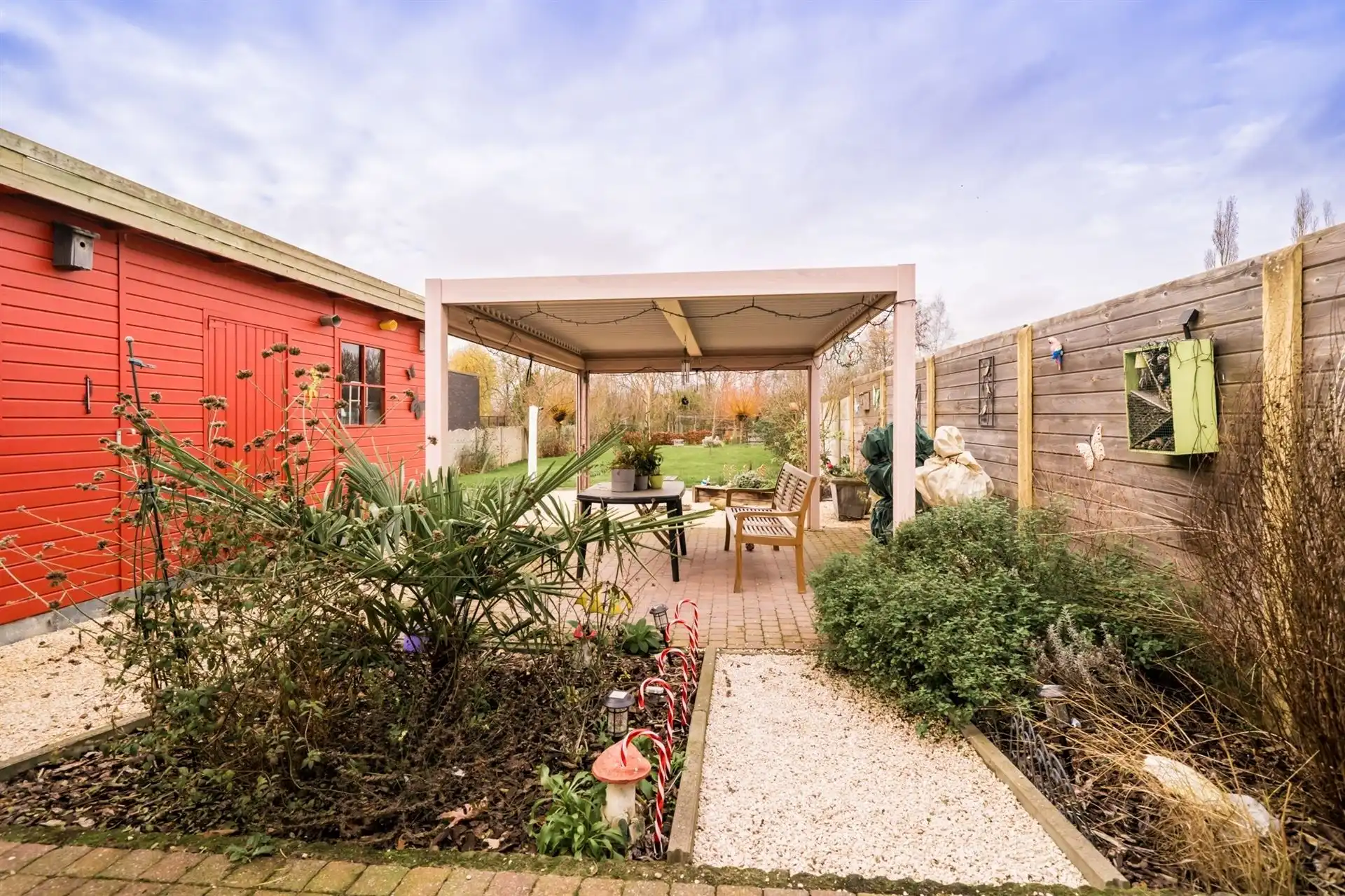 Zeer gezellige en charmante woning met prachtige tuin, oprit en ruime garage foto 16