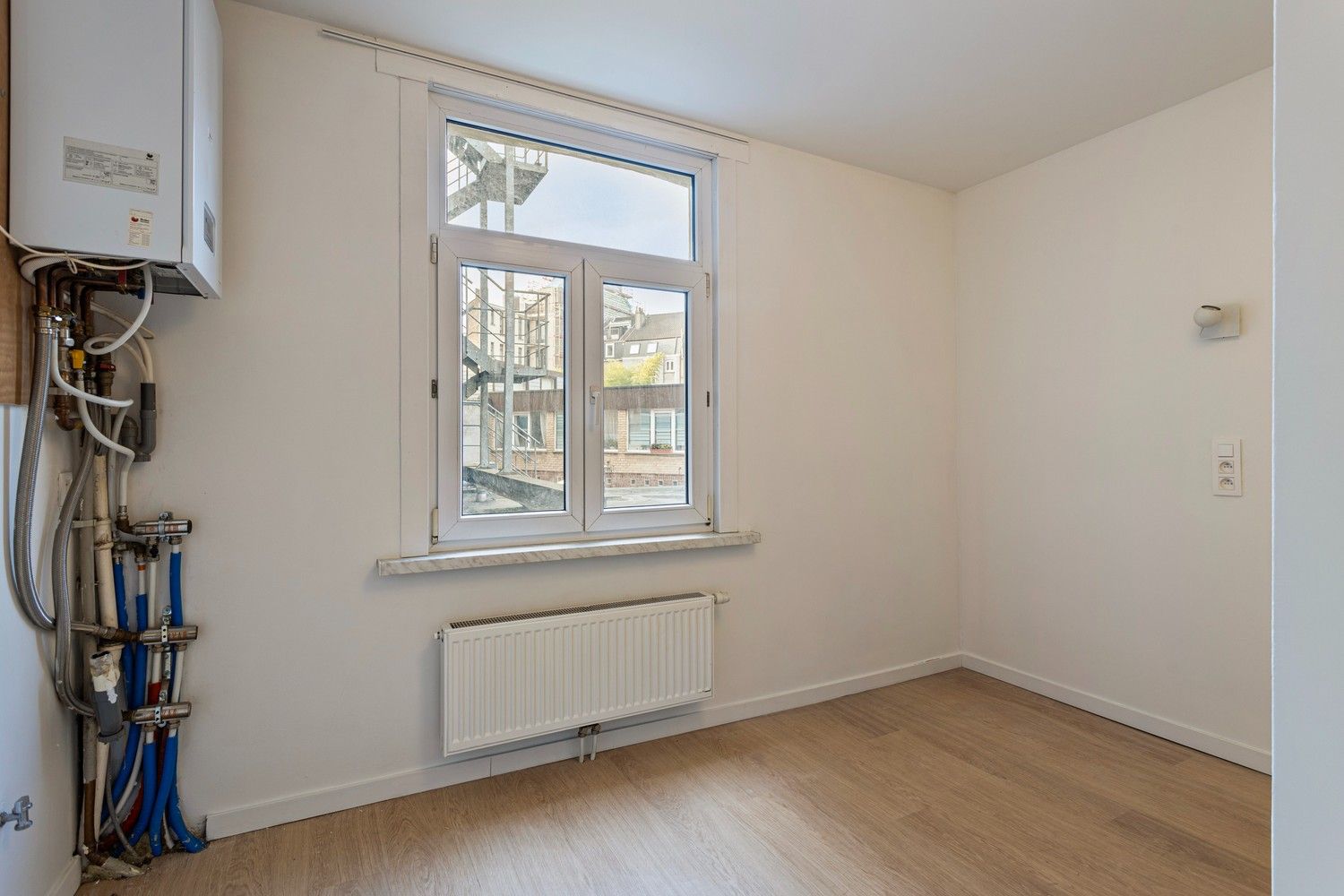 Appartementsgebouw met 1 commerciële ruimte, 4 één slaapkamer appartementen en 3 studio's op wandelafstand van Sint-Pietersstation foto 14