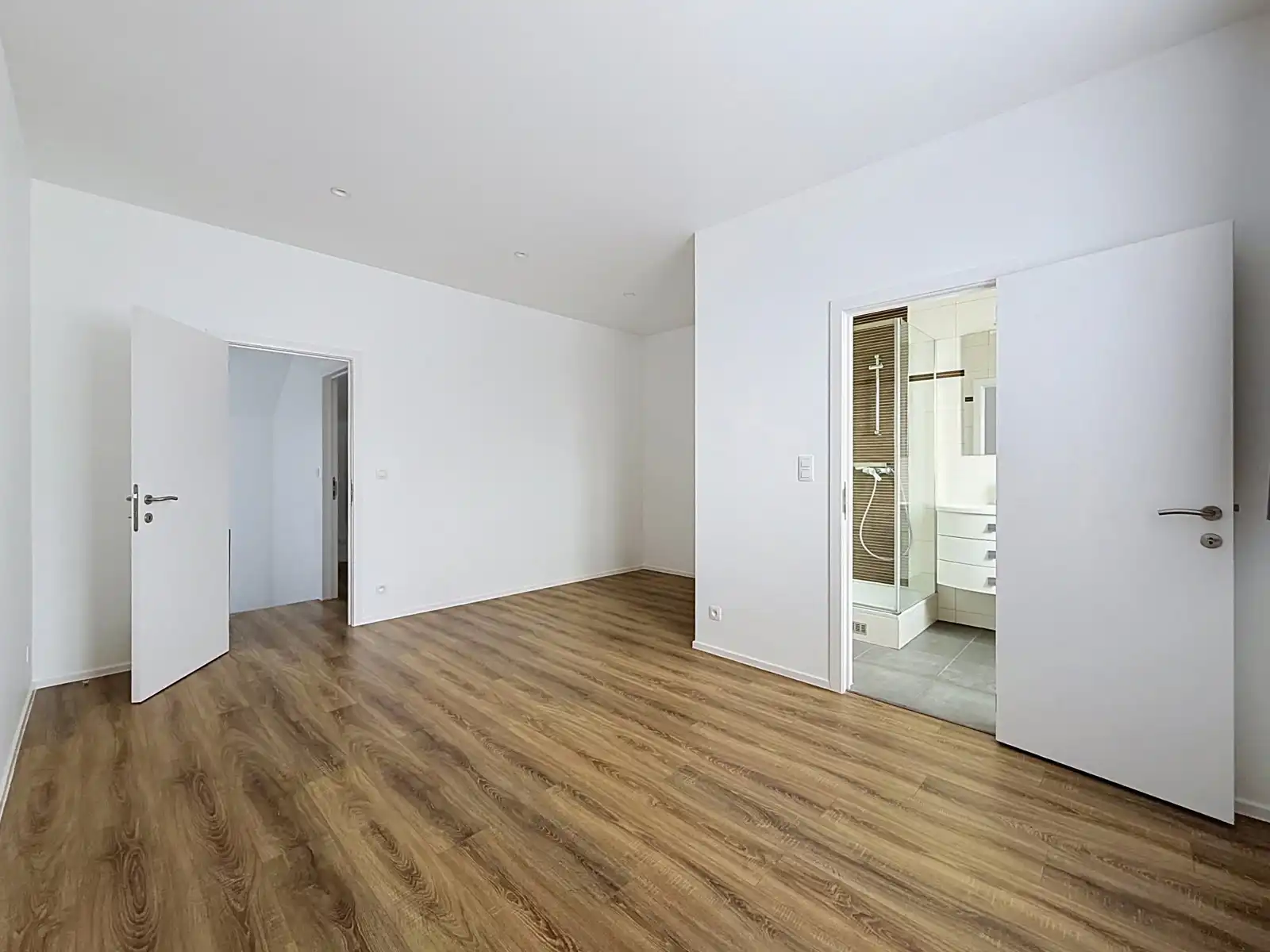 Instapklare gezinswoning met 4 SLPK, 3 Badkamers én Tuin! foto 17