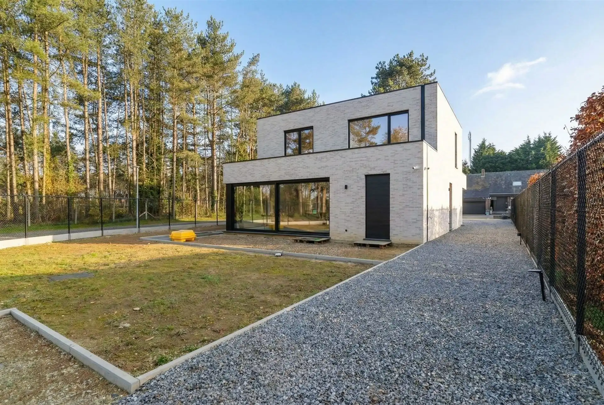 Stijlvolle en instapklare vrijstaande woning op een doodlopende straat  foto 29
