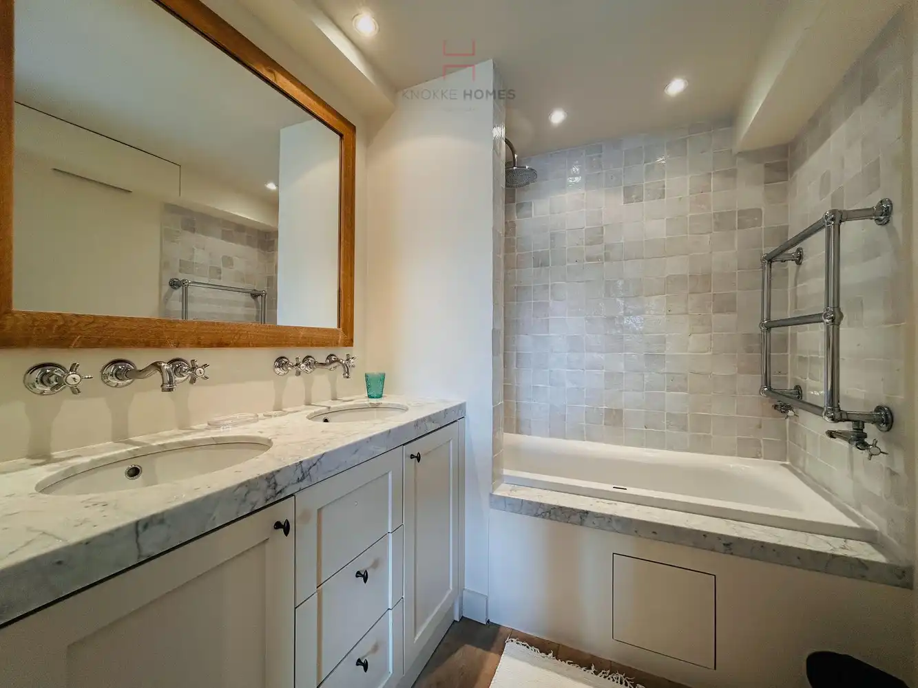 Ruim twee- slaapkamerappartement met frontaal zeezicht foto 9