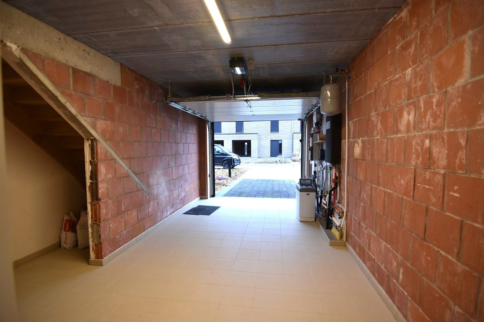 Prachtig afgewerkte nieuwbouw woning in leuke woonwijk foto 18