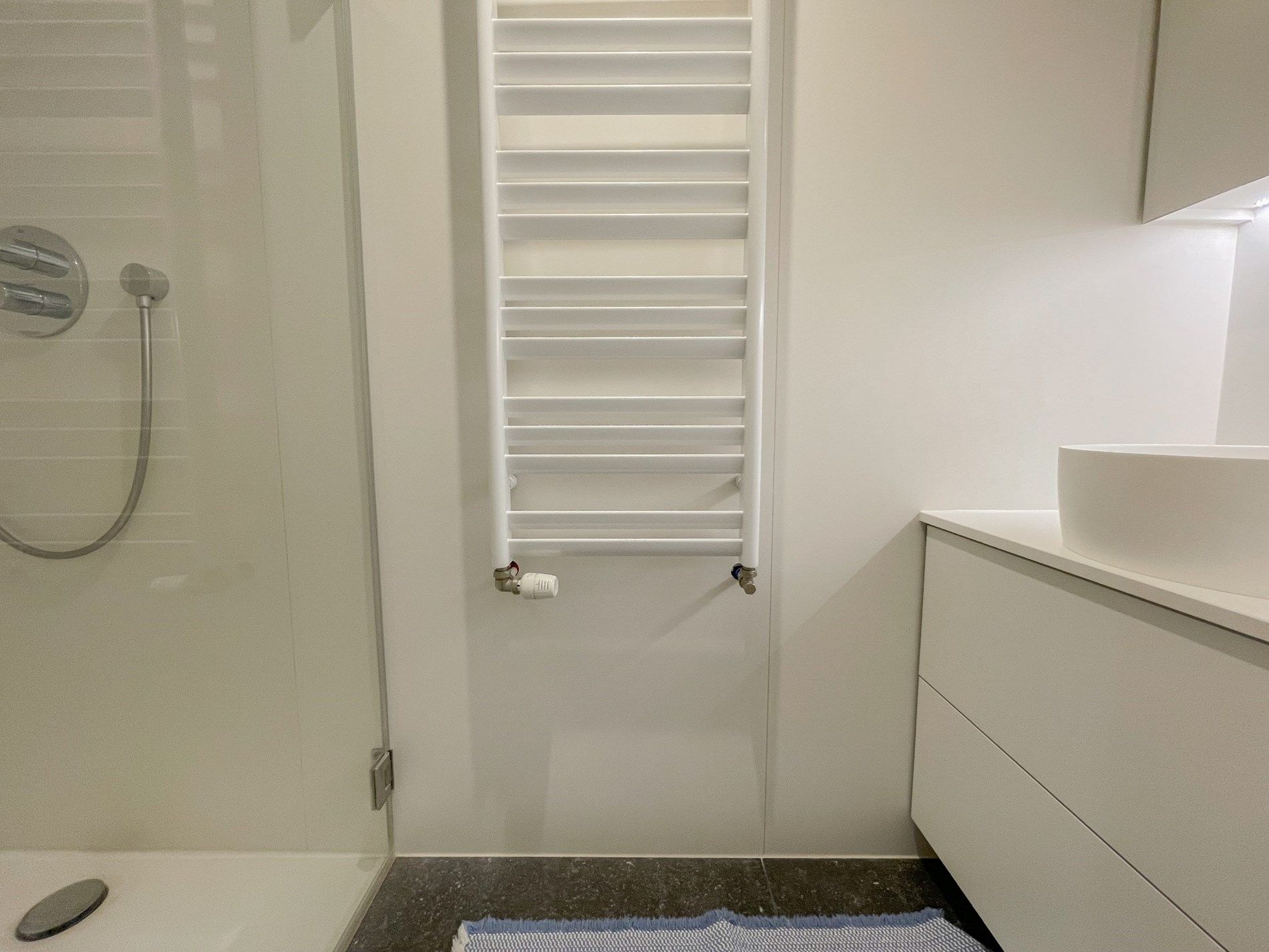 Appartement met zijdelings zeezicht en een ruim zuidwest gericht terras. foto 17