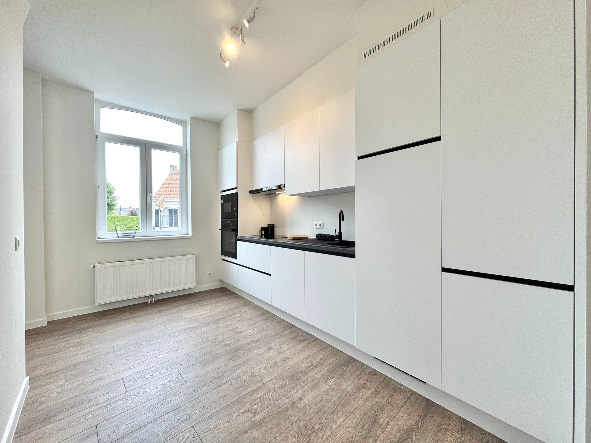 GERENOVEERDE WONING MET 3 SLPKS, TERRAS EN PARKING foto 10