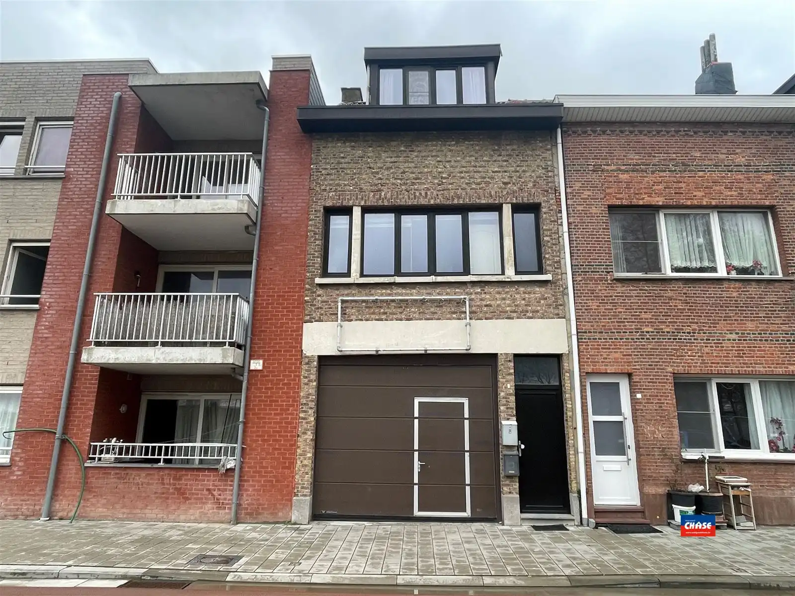 Magazijn / Opslagruimte met automatische sectionale poort foto {{pictureIndex}}