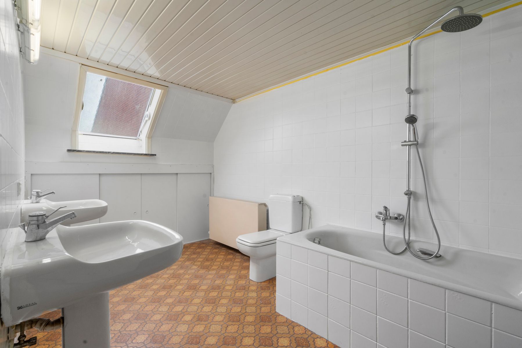 Deels te renoveren woning met 3 slaapkamers en garage foto 11