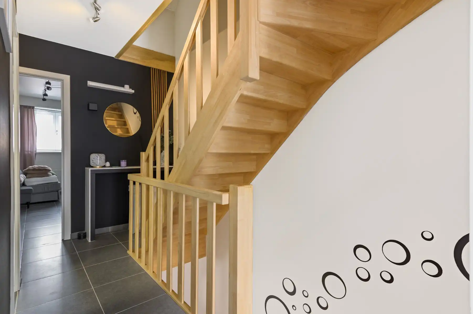 Recente woning op centrale ligging met garage foto 13