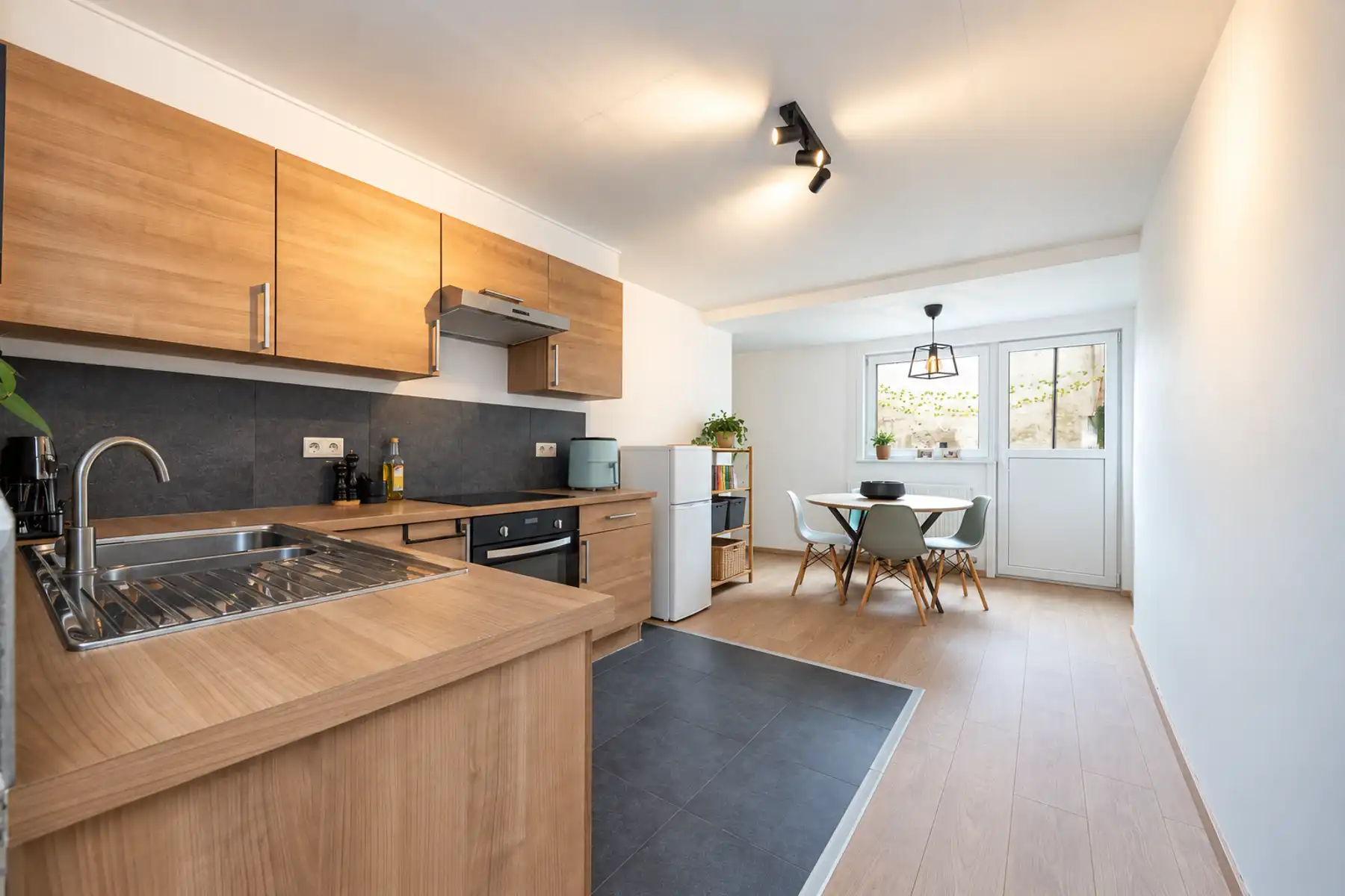 Instapklaar appartement met stadskoer in Aalst  foto 4