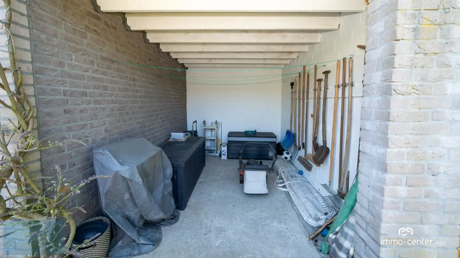 Instapklaar 2-slaapkamer appartement met zolder, 2 garages, carport en prachtige tuin foto 6
