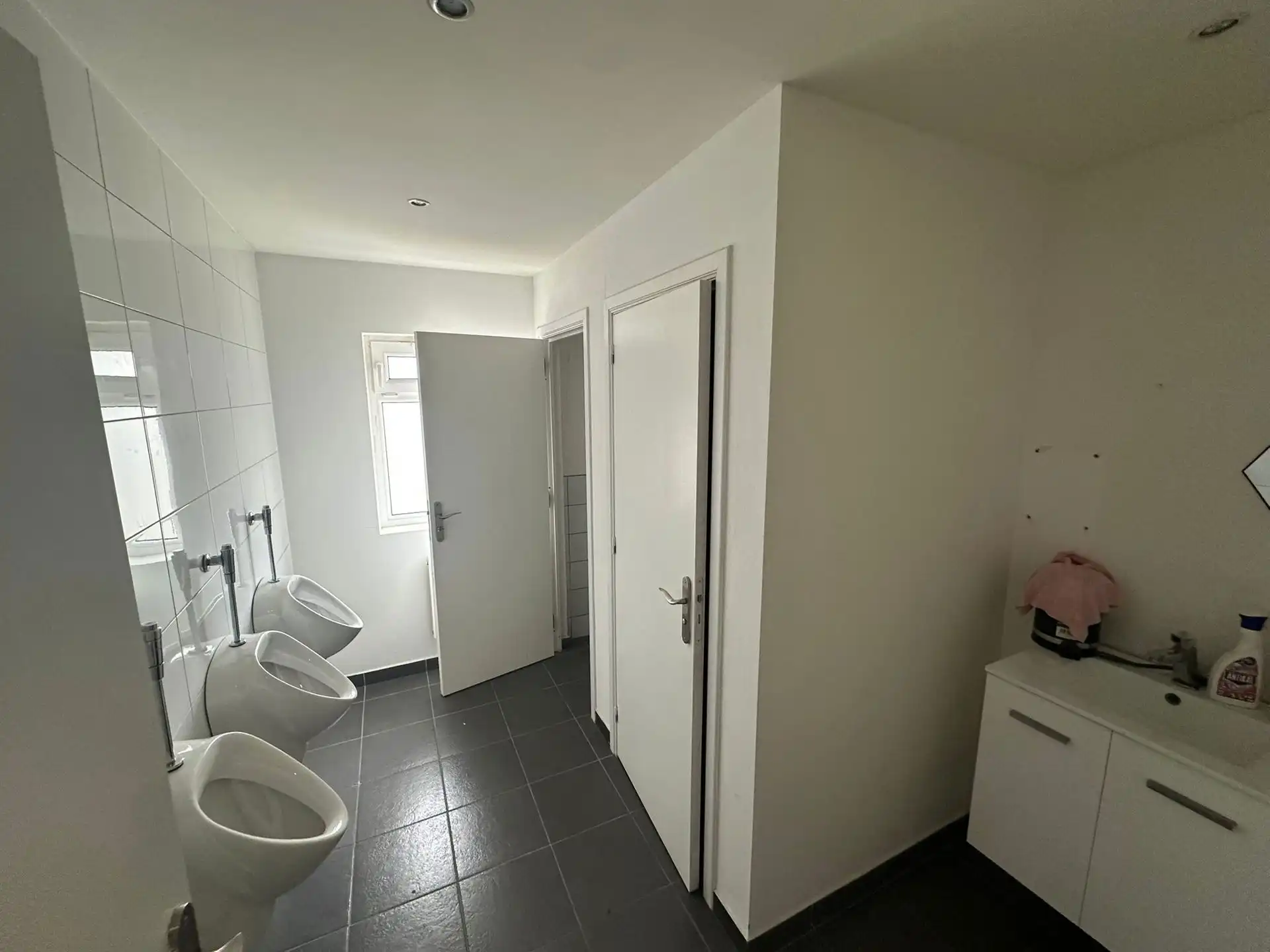 Magazijn + kantoor te huur foto 19