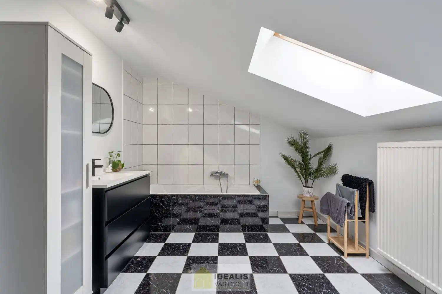 IDEALIS VASTGOED – ZEER RUIME EENGEZINSWONING MET EEN KNAPPE LEEFRUIMTE MET AANSLUITEND OPEN MODERNE KEUKEN, MOMENTEEL 3 SLAAPKAMERS MAAR MOGELIJKHEID TOT 4 SLAAPKAMERS, 2 BADKAMERS, ONDERKELDERD EN VOLLEDIG AANGELEGD MET EEN KNAPPE TUIN EN HEERLIJK OVERDEKT TERRAS OP EEN PERCEEL VAN 5A 63CA! Deze ruime gezinswoning omvat +- 215m² netto bewoonbare oppervlakte met een aangename woonkamer bestaande uit zit-en eetgedeelte, een open moderne keuken, 3 slaapkamers maar mogelijkheid tot 4 slaapkamers en 2 badkamers. Een unieke kans voor kandidaten op zoek naar een ééngezinswoning voorzien van alle faciliteiten en comfort op een fijne locatie in een residentiële wijk tussen de centra van Oudsbergen, Bocholt, Bree en Peer! De huidige eigenaars hebben de woning in 2023 grondig gerenoveerd en o.a. voorzien van vloerverwarming, een warmtepompboiler en 2 lucht-luchtsystemen om te koelen en warmen!! foto 21