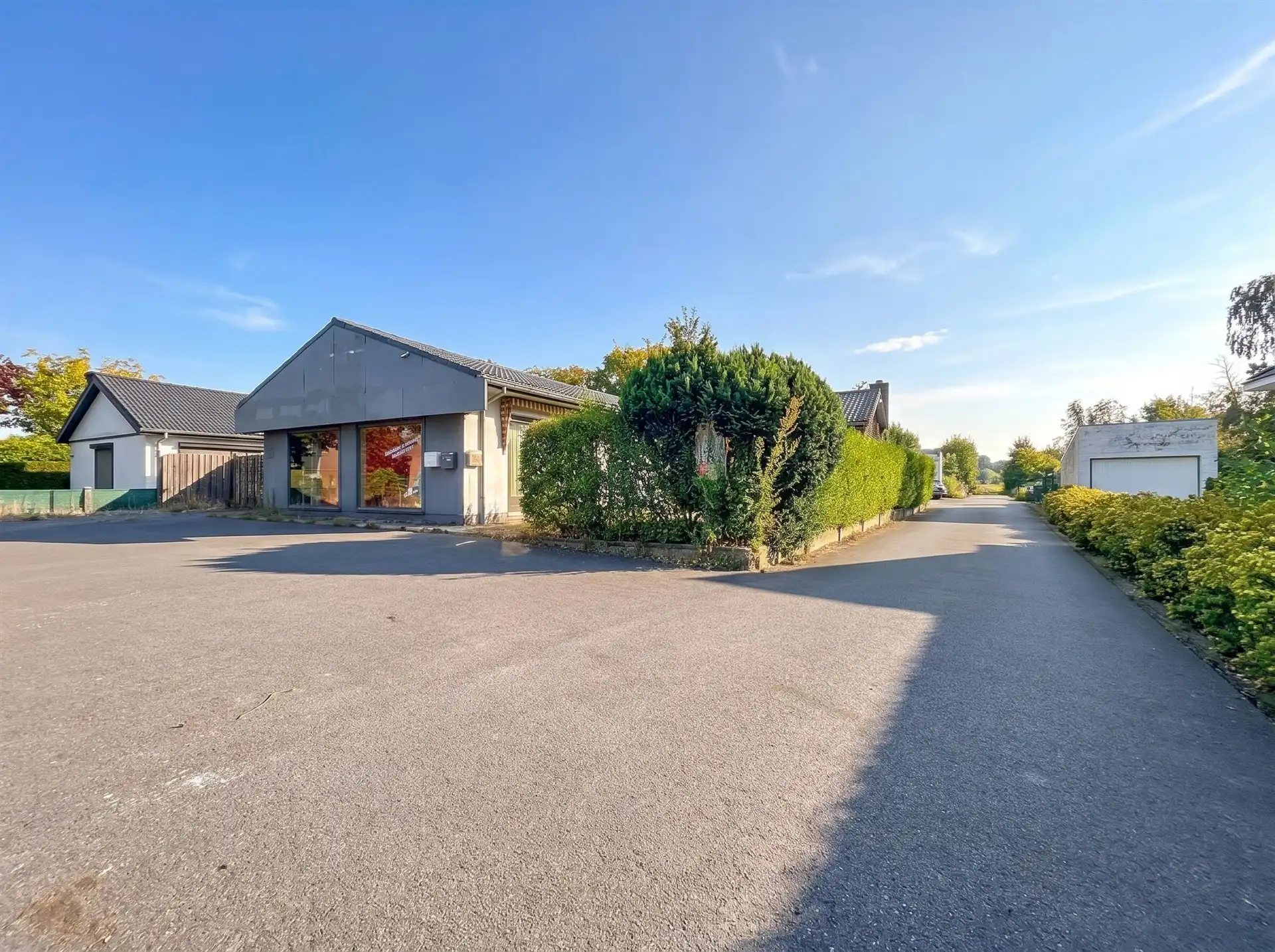 Woning met magazijn en kantoor op perceel van 2185m² foto 3