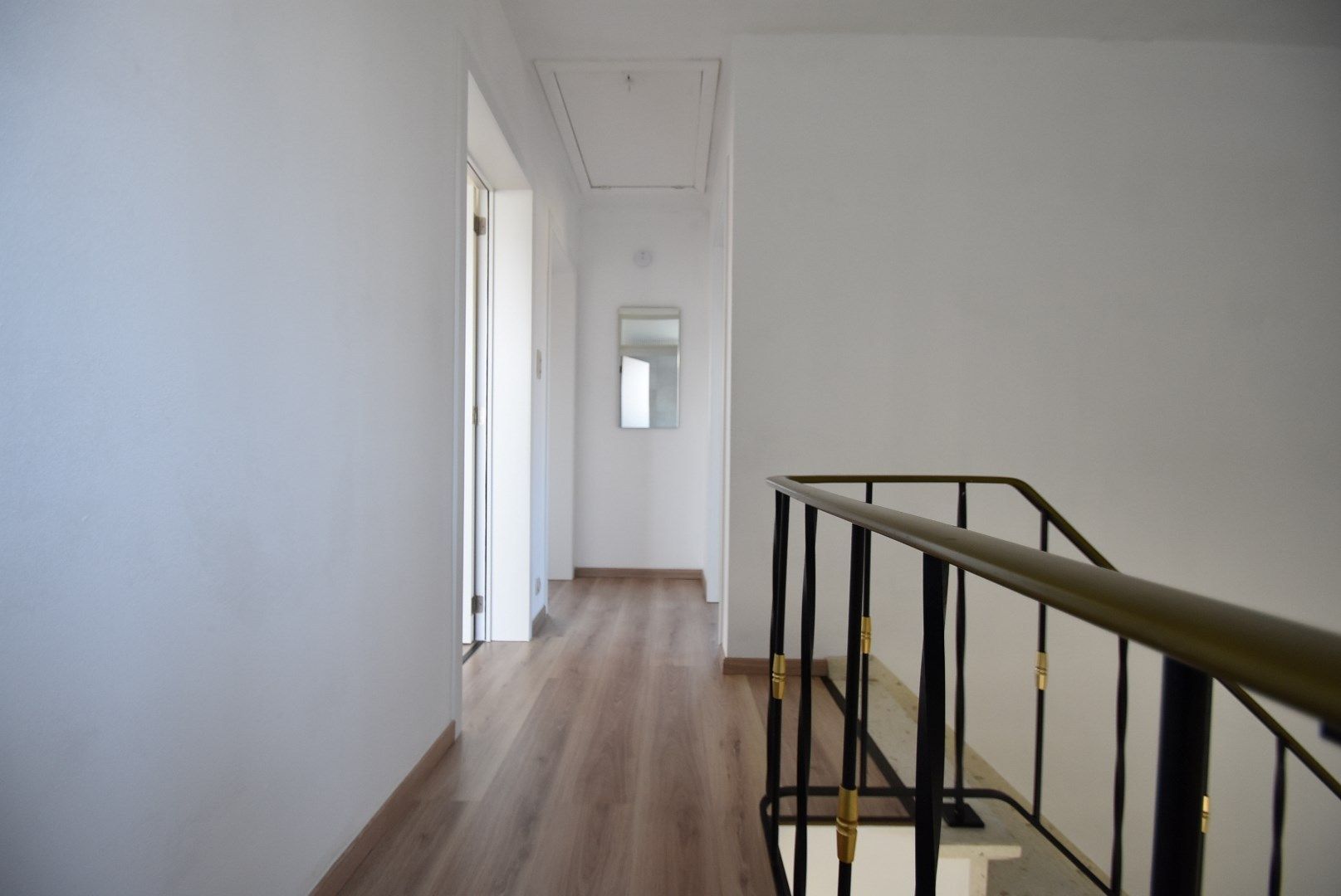* * WACHTLIJST VOLZET * * Zeer grondig en geslaagd gerenoveerde woning met terras en dubbele autostandplaats foto 18