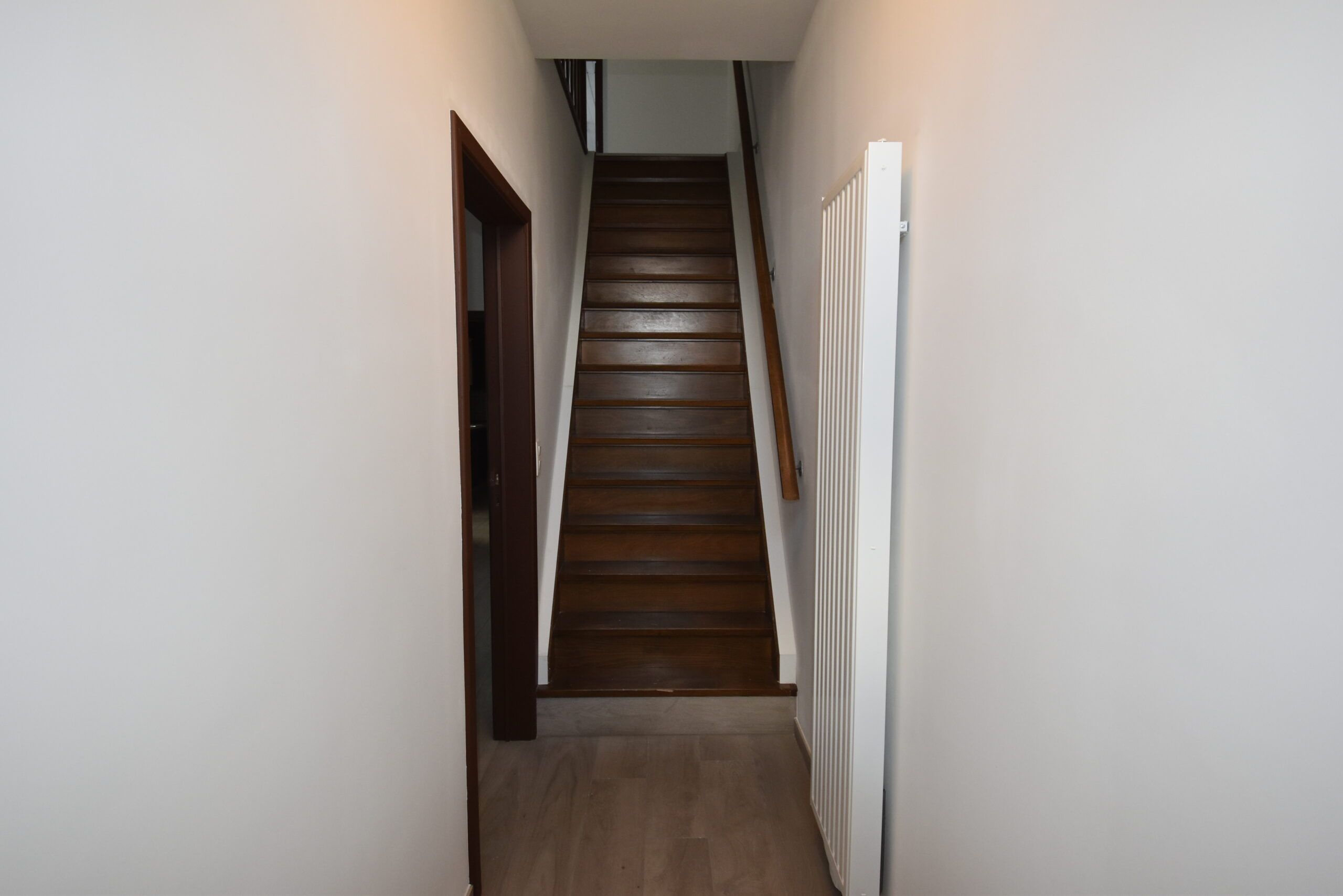 Instapklare halfopen woning met grote tuin en werkruimte. foto 2