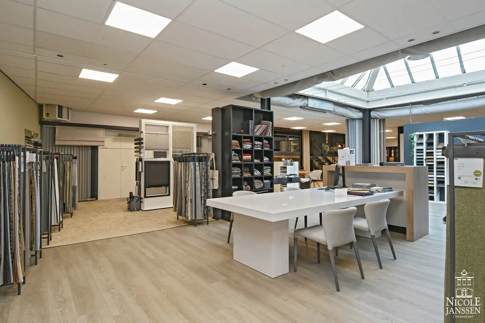 Ruim en luchtig handelspand van ca. 1050m² foto 10