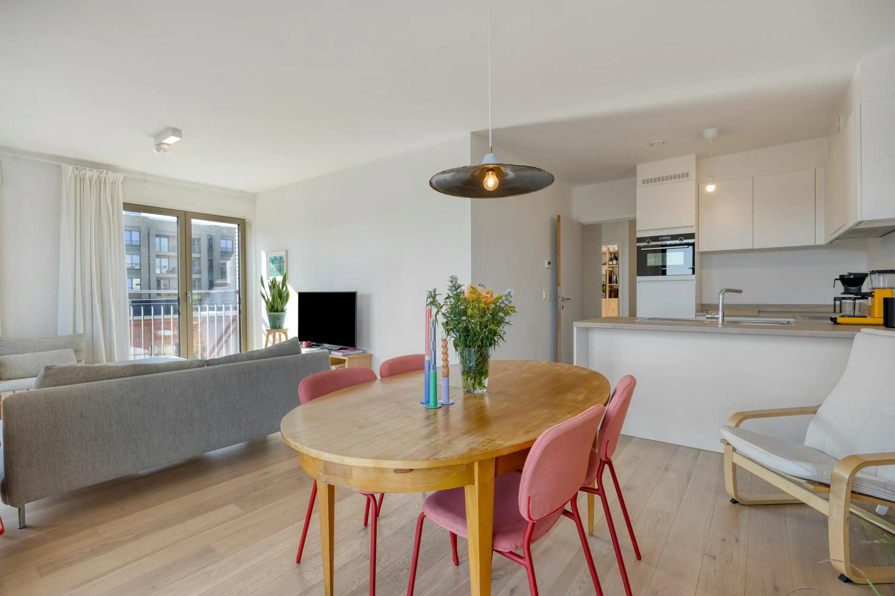 Lichtrijk twee-slaapkamer appartement op site Tour&Taxis foto 3