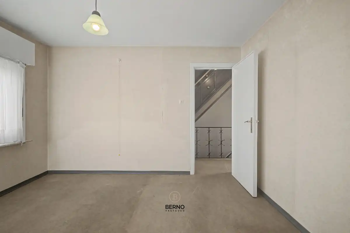 Halfopen bebouwing met oprit en ruime, zonnige tuin. foto 15