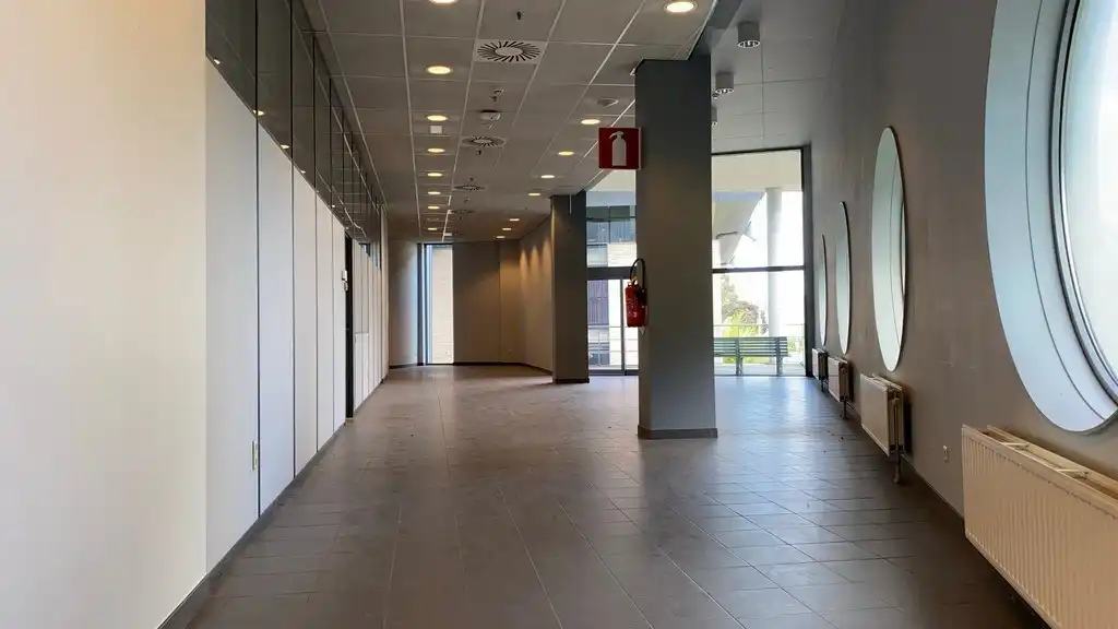 Instapklaar kantoor te huur nabij R8 in Kortrijk foto 5