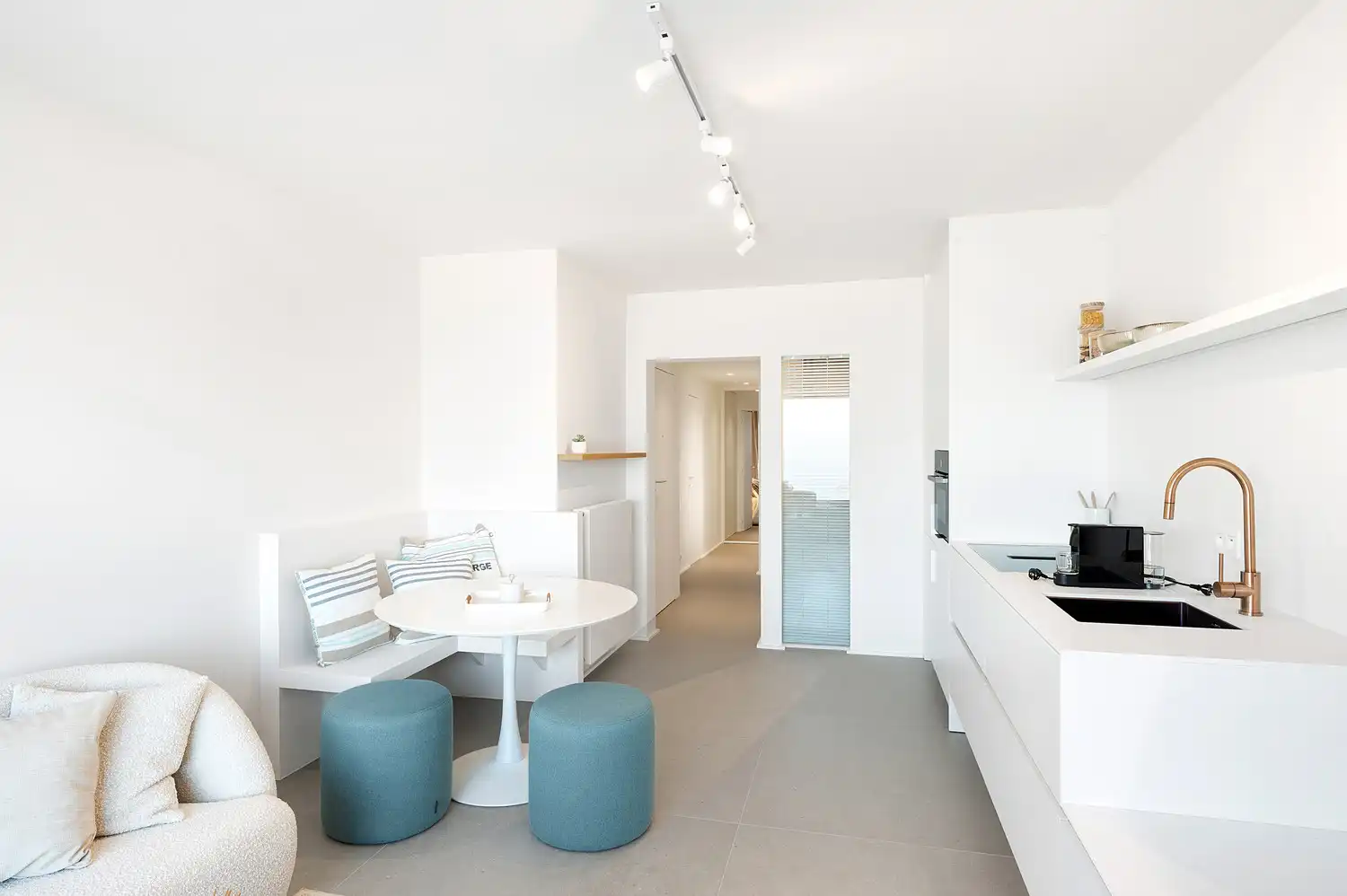 Prachtig vernieuwd 2 slaapkamer appartement aan het Albertstrand foto 7