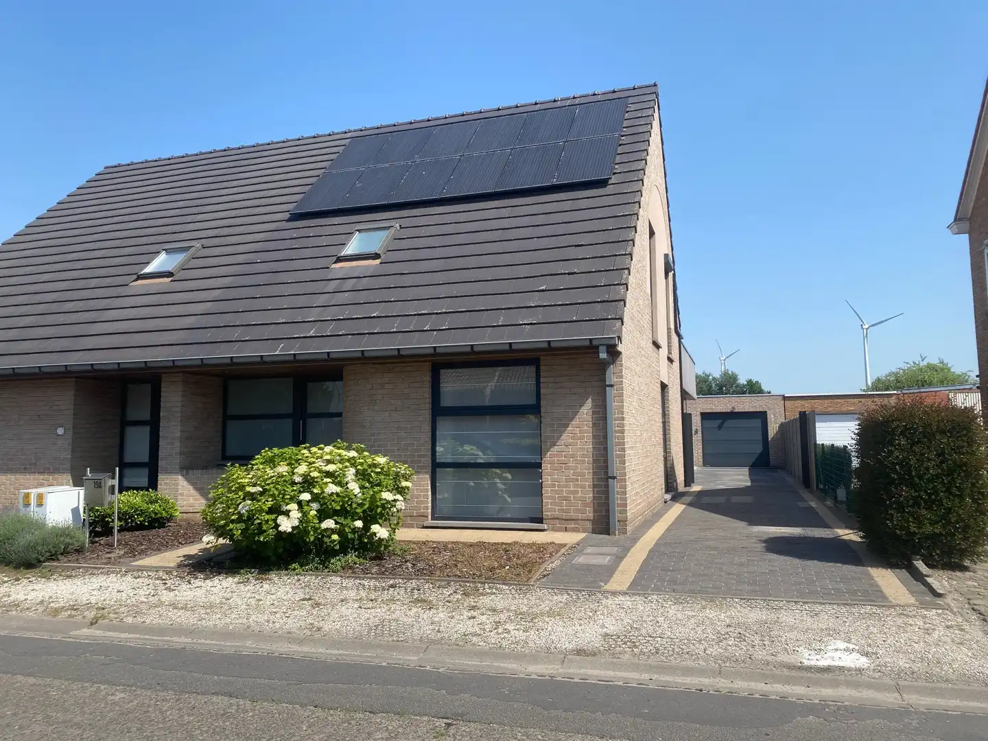 Instapklare, drempelloze gezinswoning met 4 slaapkamers, 2 badkamers en prachtige tuin foto {{pictureIndex}}