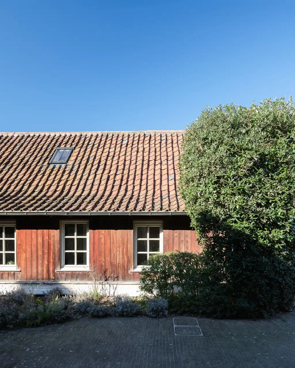 Karaktervolle hoeve met 5 slaapkamers en 4 badkamers, discreet gelegen op de tweede bouwlijn in een groene omgeving. foto 21